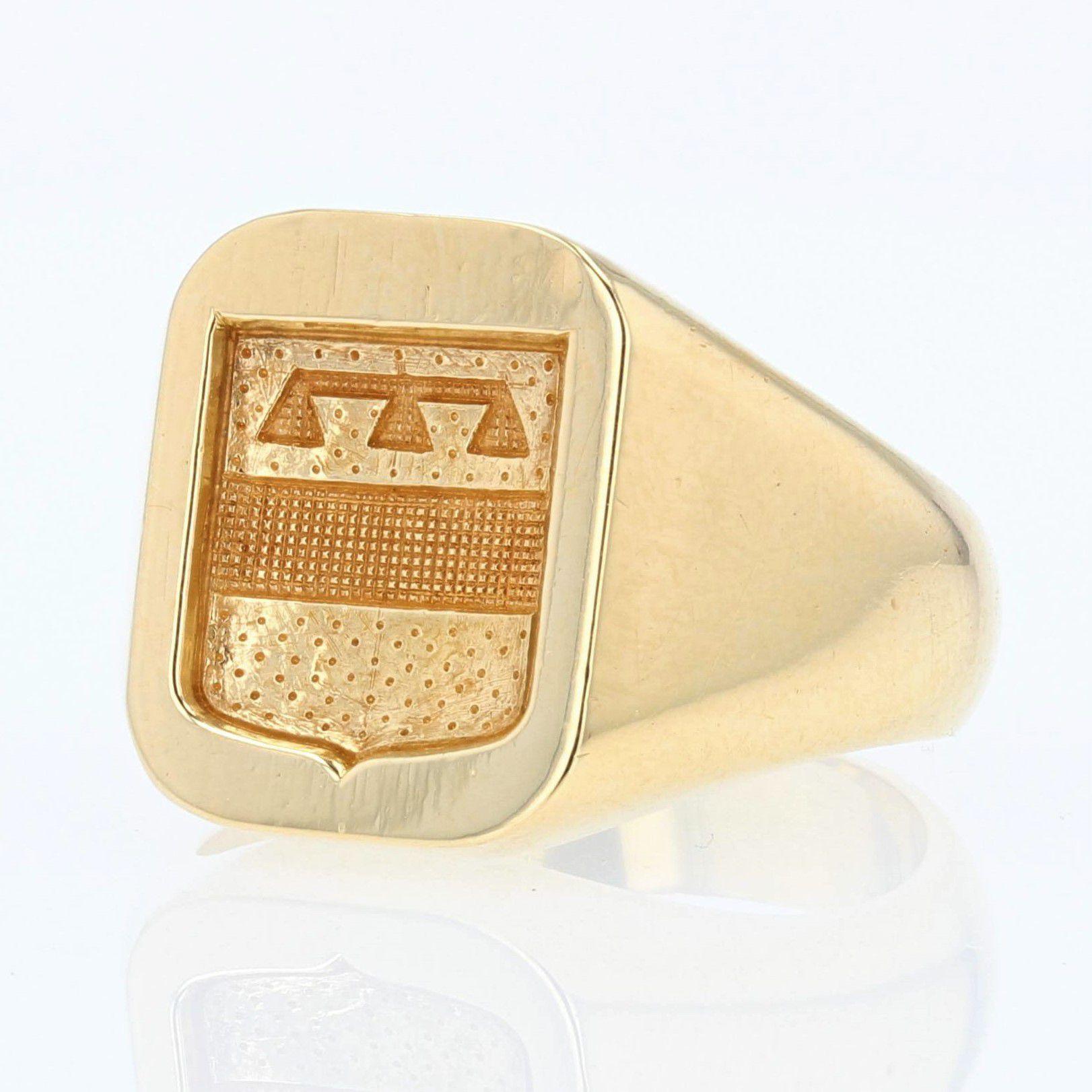 1950s 18 Karat Yellow Gold Armored Signet Ring In Good Condition In Poitiers, FR