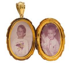 1950's 18 Karat Yellow Gold Vintage Feather Photo Locket Pendant