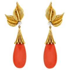 Boucles d'oreilles en or jaune 18 carats avec corail en forme de goutte, années 1950