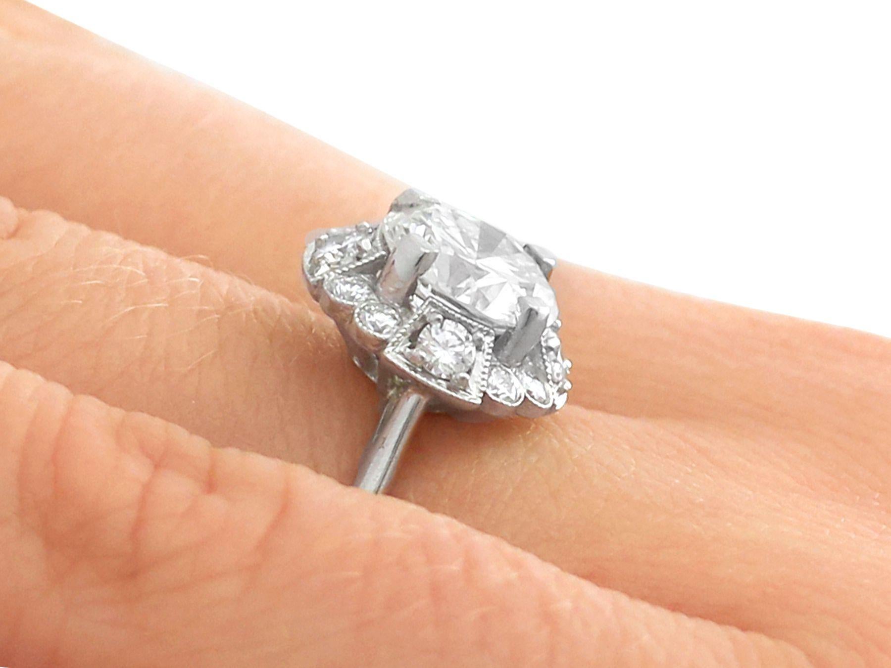 1950s Vintage 1.83 Carat Diamond and White Gold Cluster Engagement Ring en vente 2