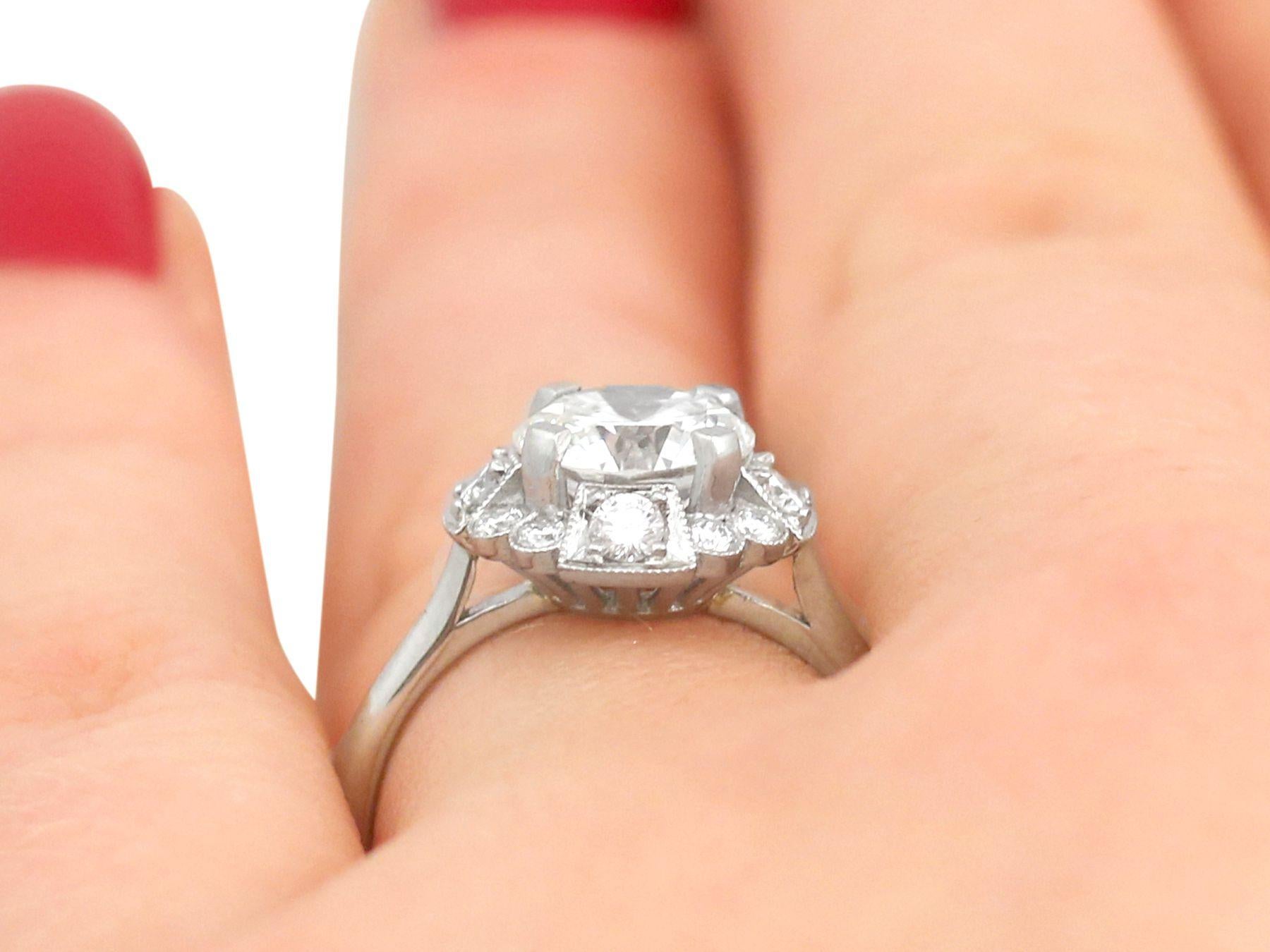 1950s Vintage 1.83 Carat Diamond and White Gold Cluster Engagement Ring en vente 3