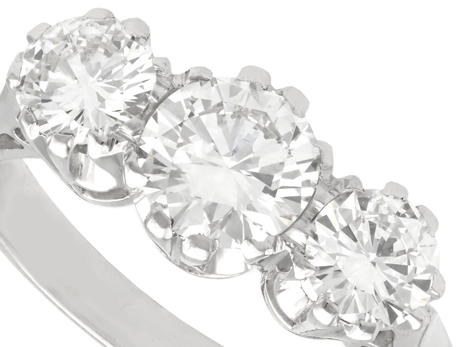 Taille ronde Bague trilogie en or blanc et diamant de 1,89 carat des années 1950 en vente
