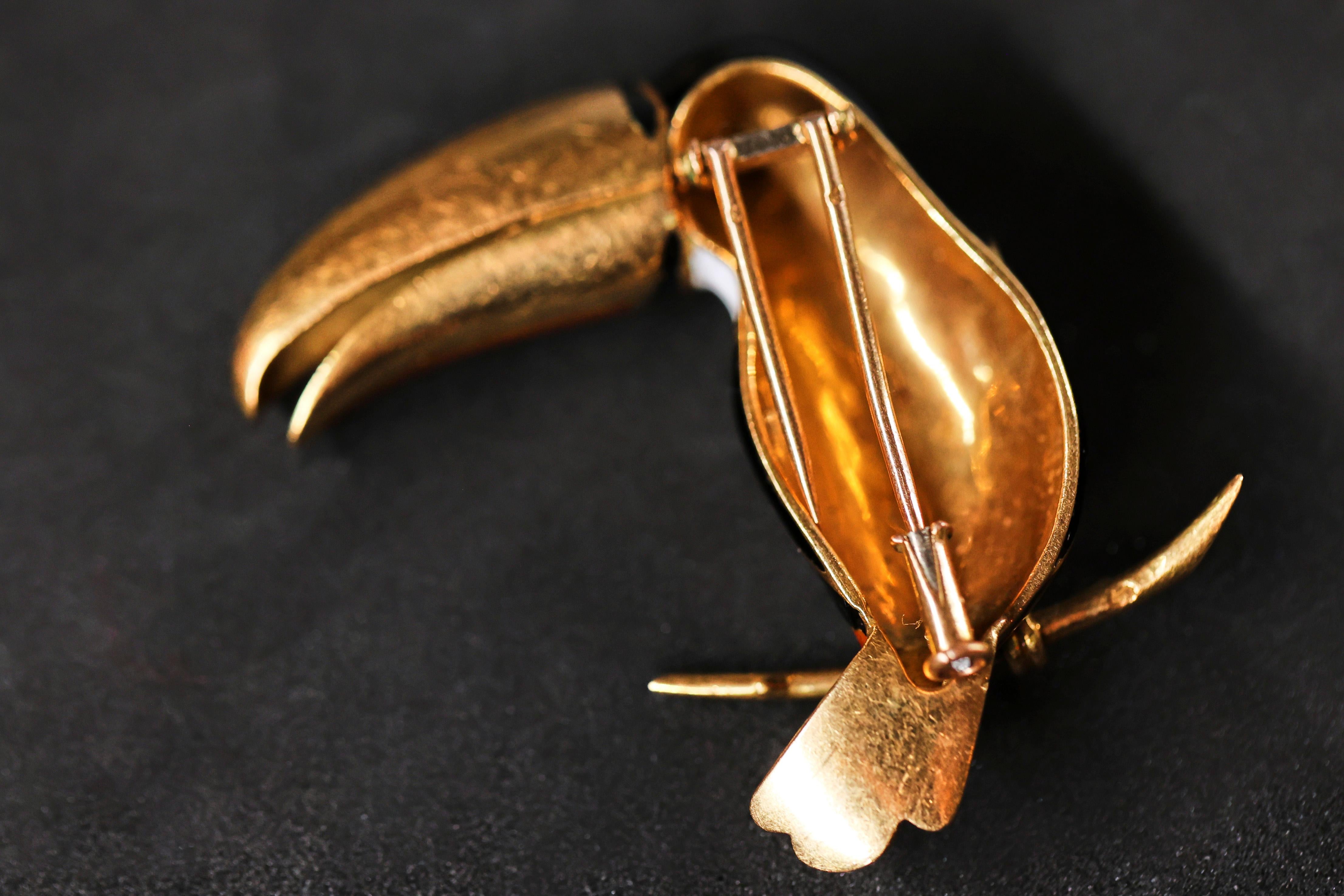 Women's or Men's 1950s 18cts gold and enamel toucan brooch For Sale