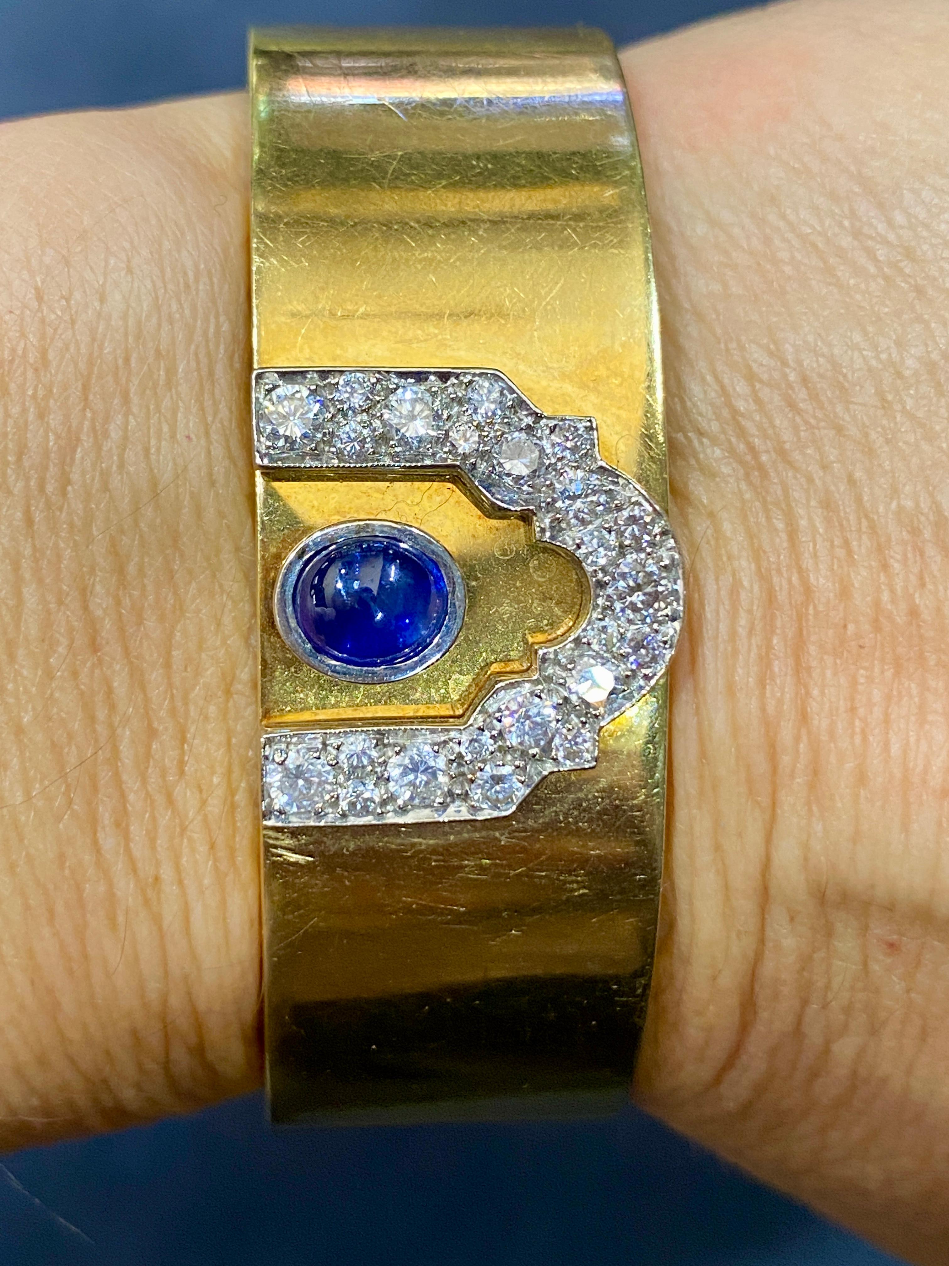 Contemporain Manchette en or 18k des années 1950 avec diamants et saphir cabochon en vente