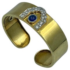 Brazalete de oro de 18 quilates de los años 50 con diamantes y zafiro cabujón