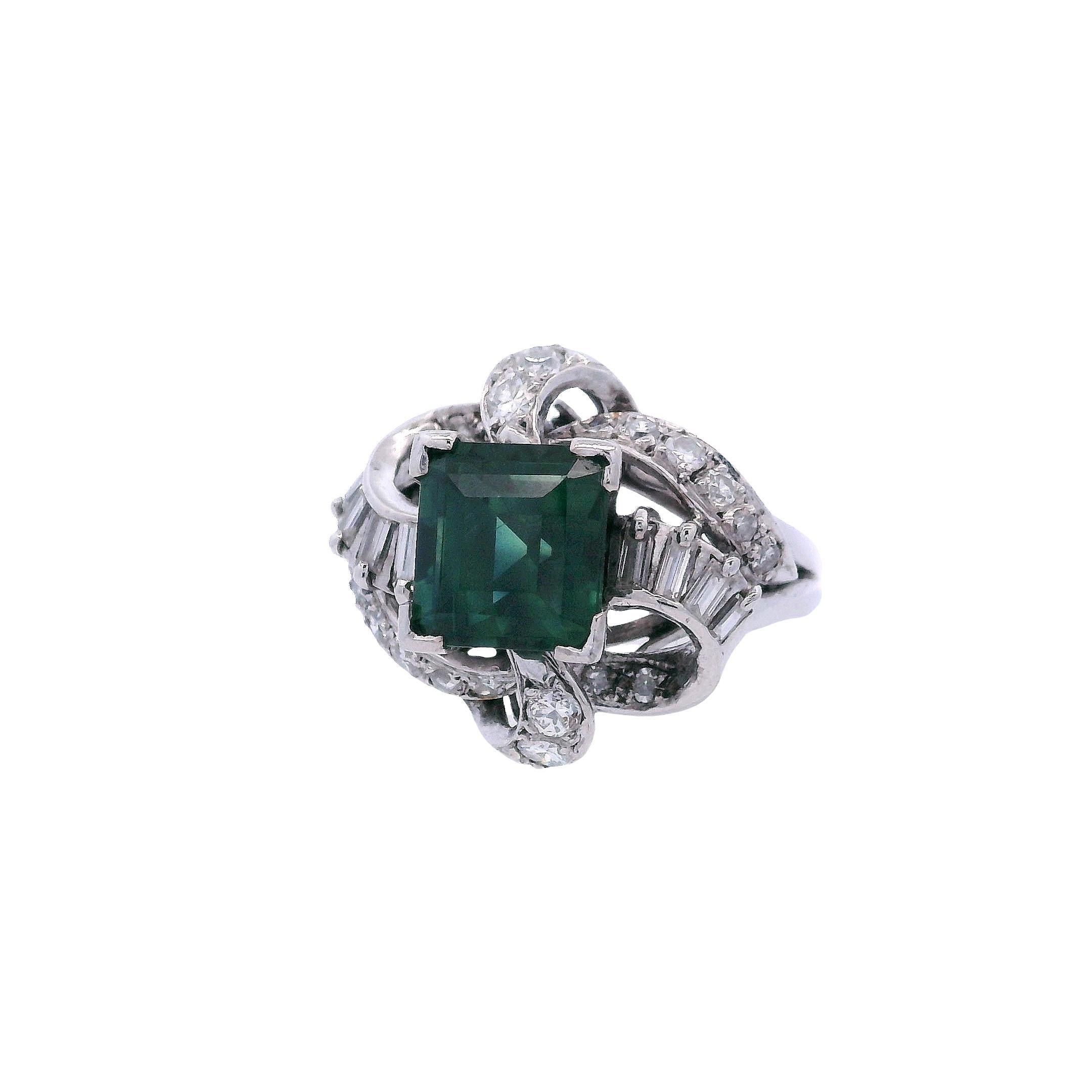 1950's 18K Weißgold NGI zertifiziert grüner Saphir & Diamant-Ring (Brillantschliff) im Angebot