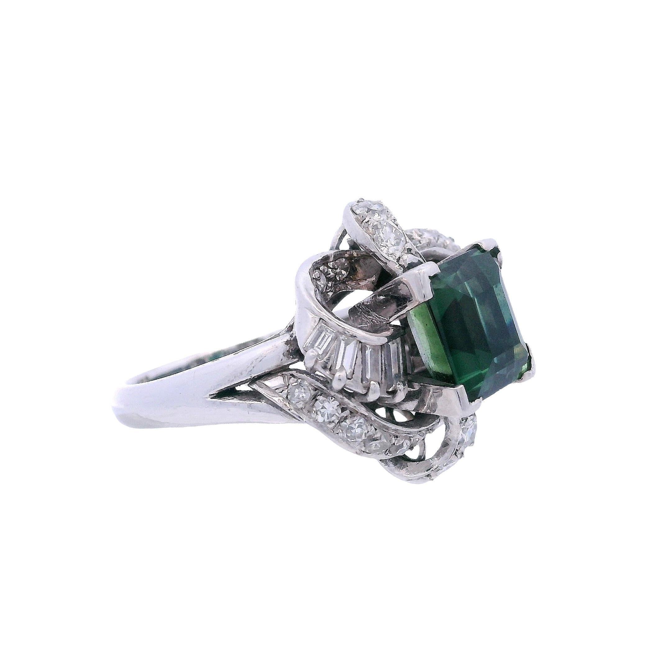 1950's 18K Weißgold NGI zertifiziert grüner Saphir & Diamant-Ring im Angebot 1