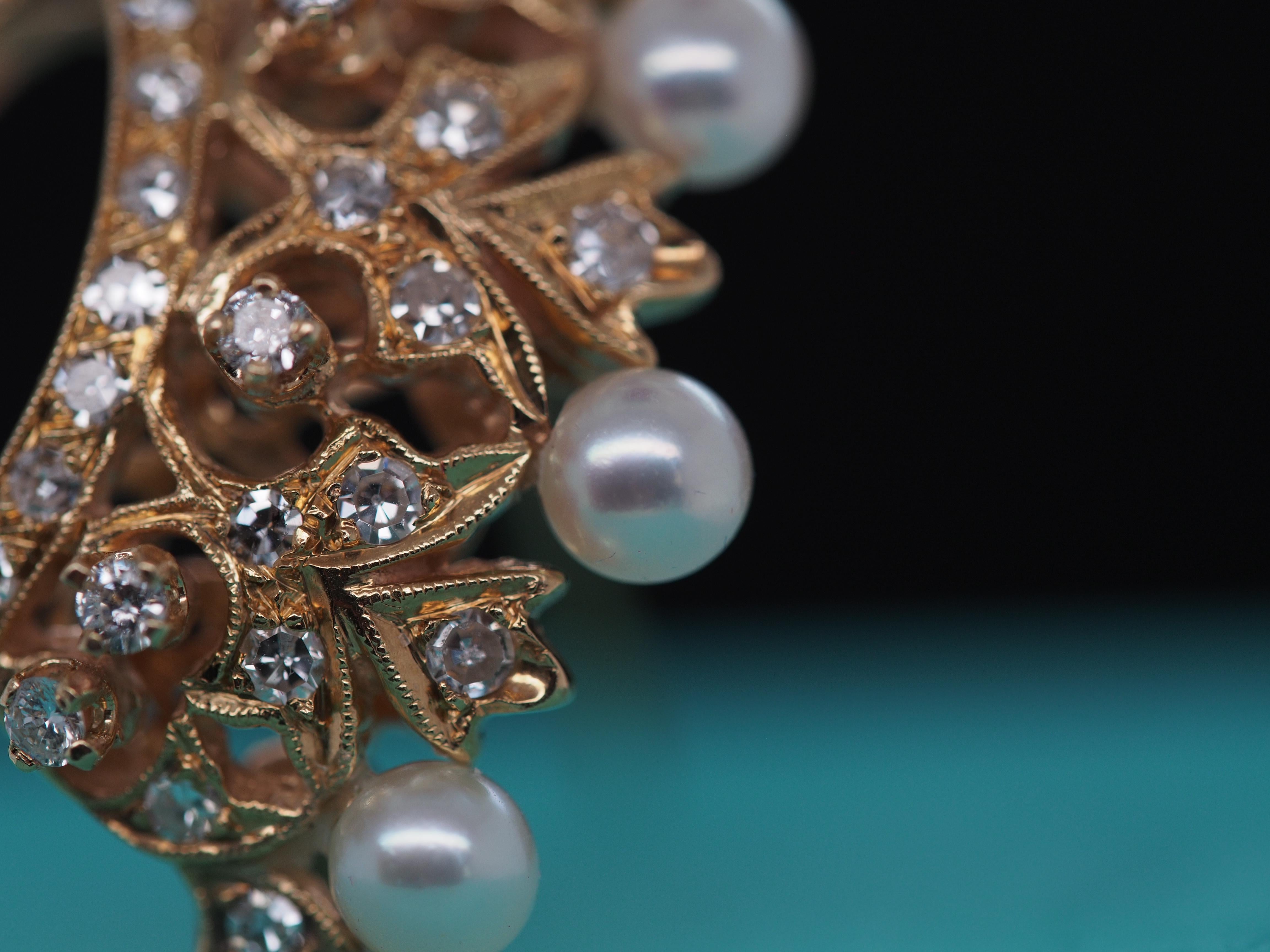 Taille ronde Broche couronne en or jaune 18 carats avec diamants et perles, années 1950 en vente