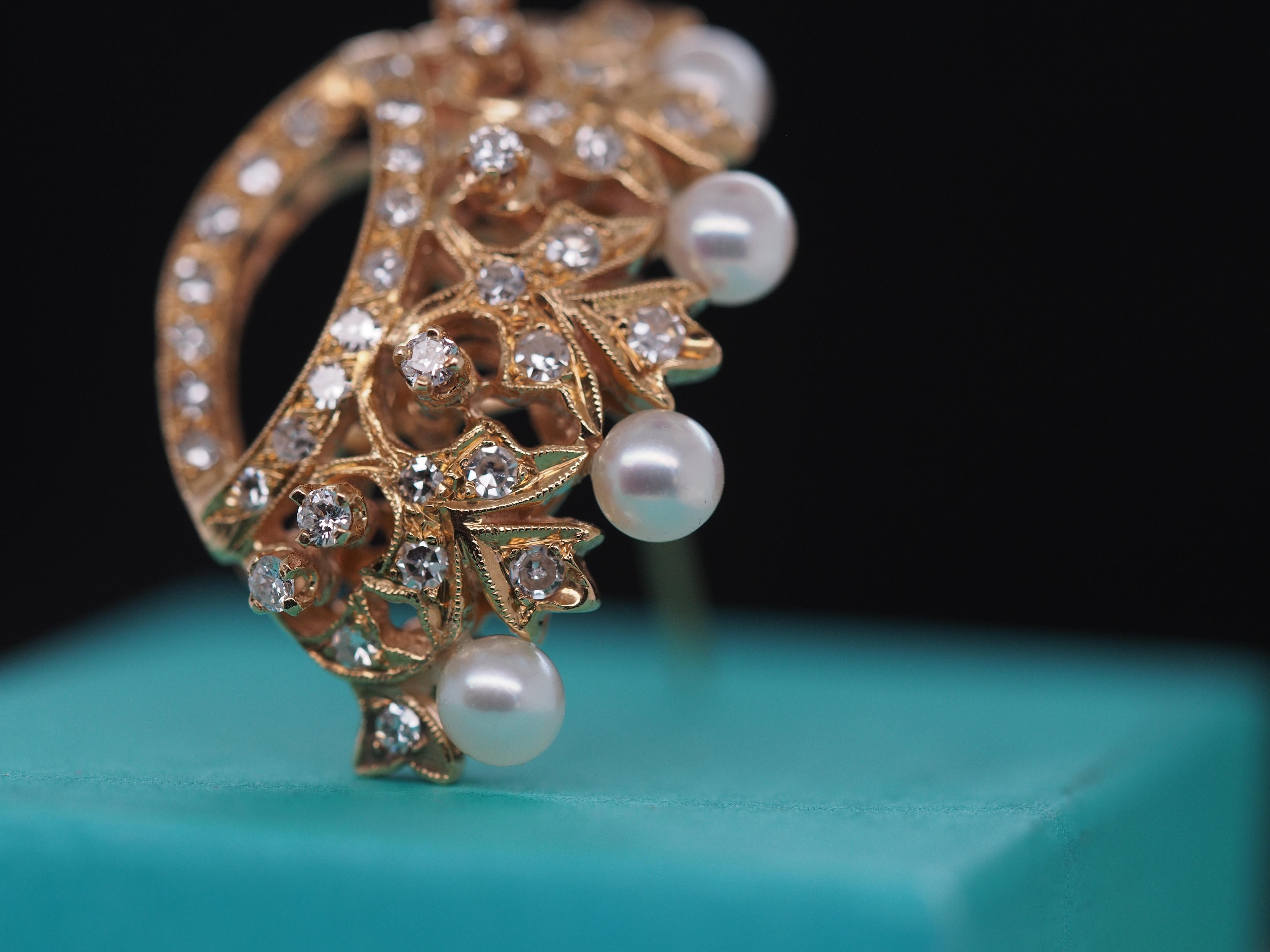 Broche couronne en or jaune 18 carats avec diamants et perles, années 1950 Bon état - En vente à Atlanta, GA
