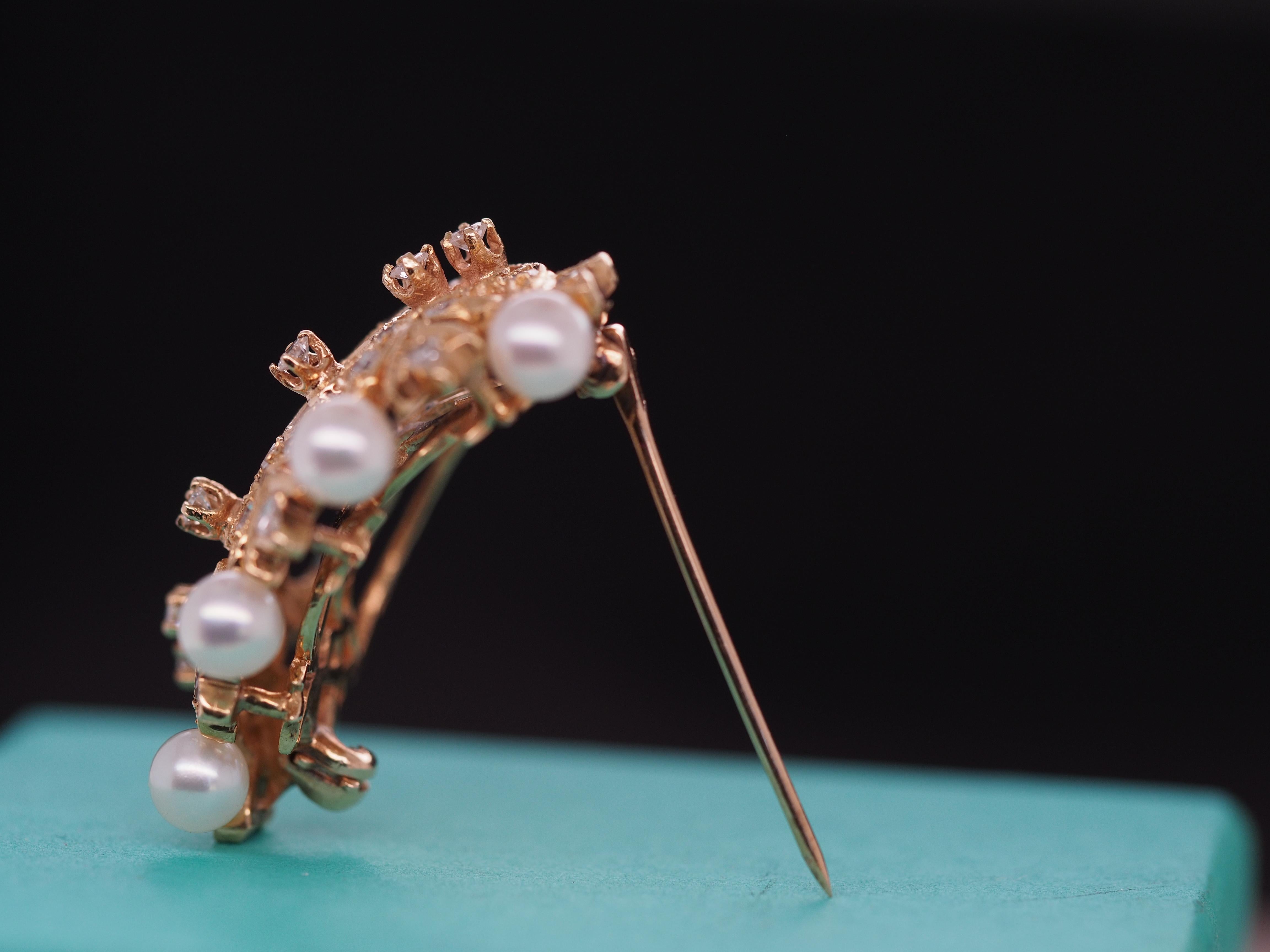 Broche couronne en or jaune 18 carats avec diamants et perles, années 1950 en vente 1