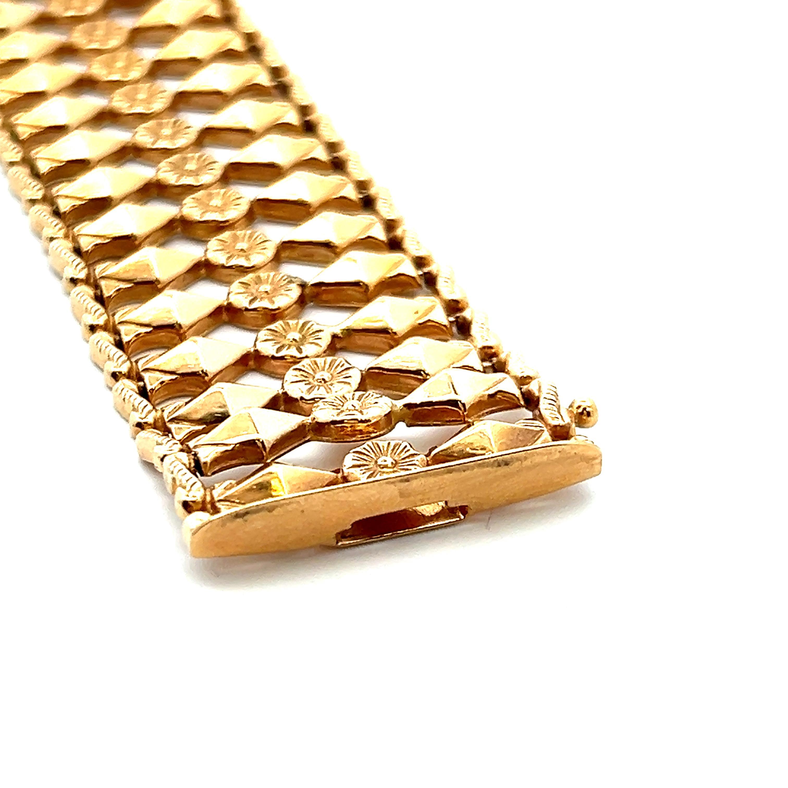 Bracciale italiano a maglie fantasia in oro giallo 18k del 1950, largo 1 pollice in vendita 1