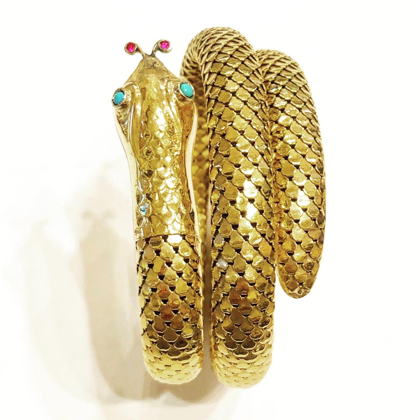 Wunderschönes 18 Karat Gelbgold Schlange Flexible Armband.
Metall: 18 Karat Gold.
Die Augen der Schlange sind rund und türkisfarben.
Spanien, um 1950. Zustand: Gut.
Gewicht: 61,2 Gramm.

KOSTENLOSER VERSAND UND GRÖSSENÄNDERUNG.
RÜCKSENDUNGEN