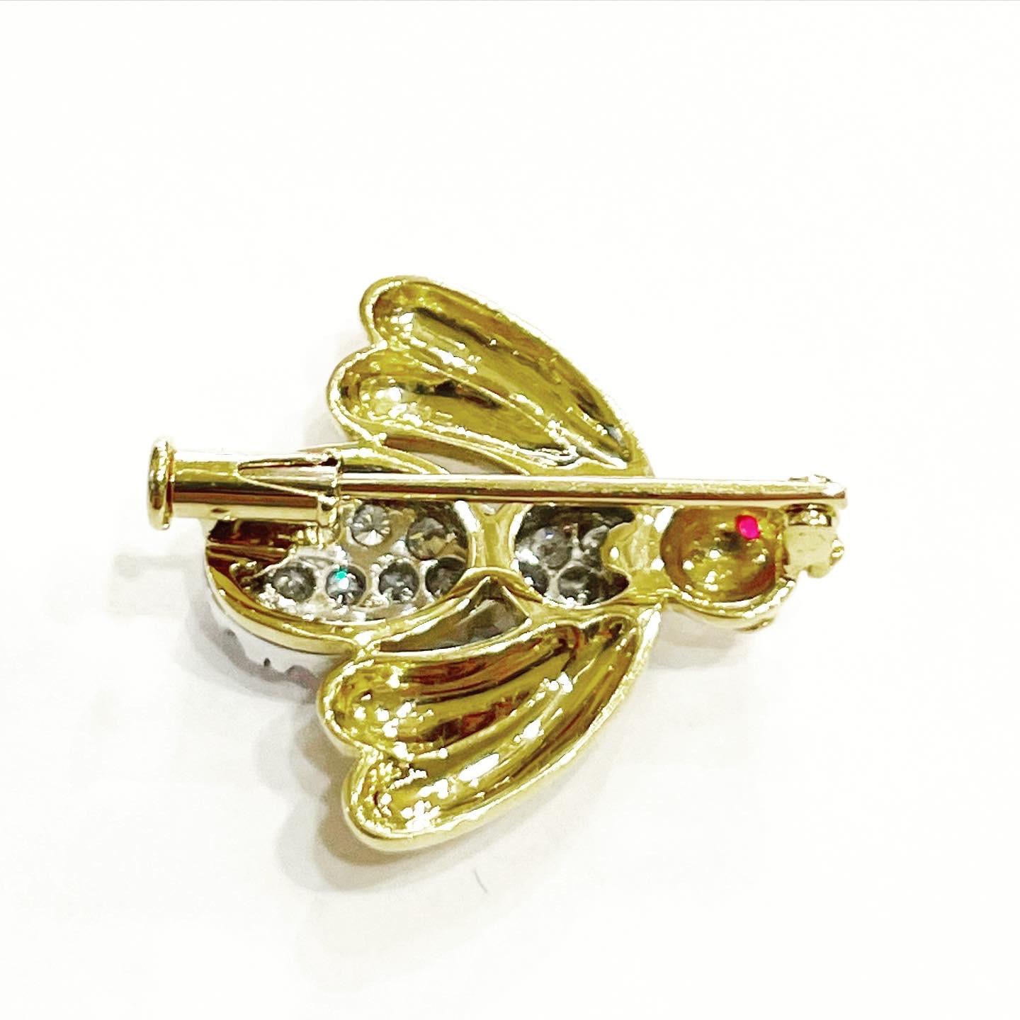 Amazing and original 18 Kt yellow gold bee brooch with pavé setting white diamonds and rubies eyes.
Looks perfect on a Business Jacket or on a Cocktail Dress.
18 Kt White and Yellow Gold.
Circa 1950.
Total diamonds: 0.8 carats,
Total rubies: 0,04