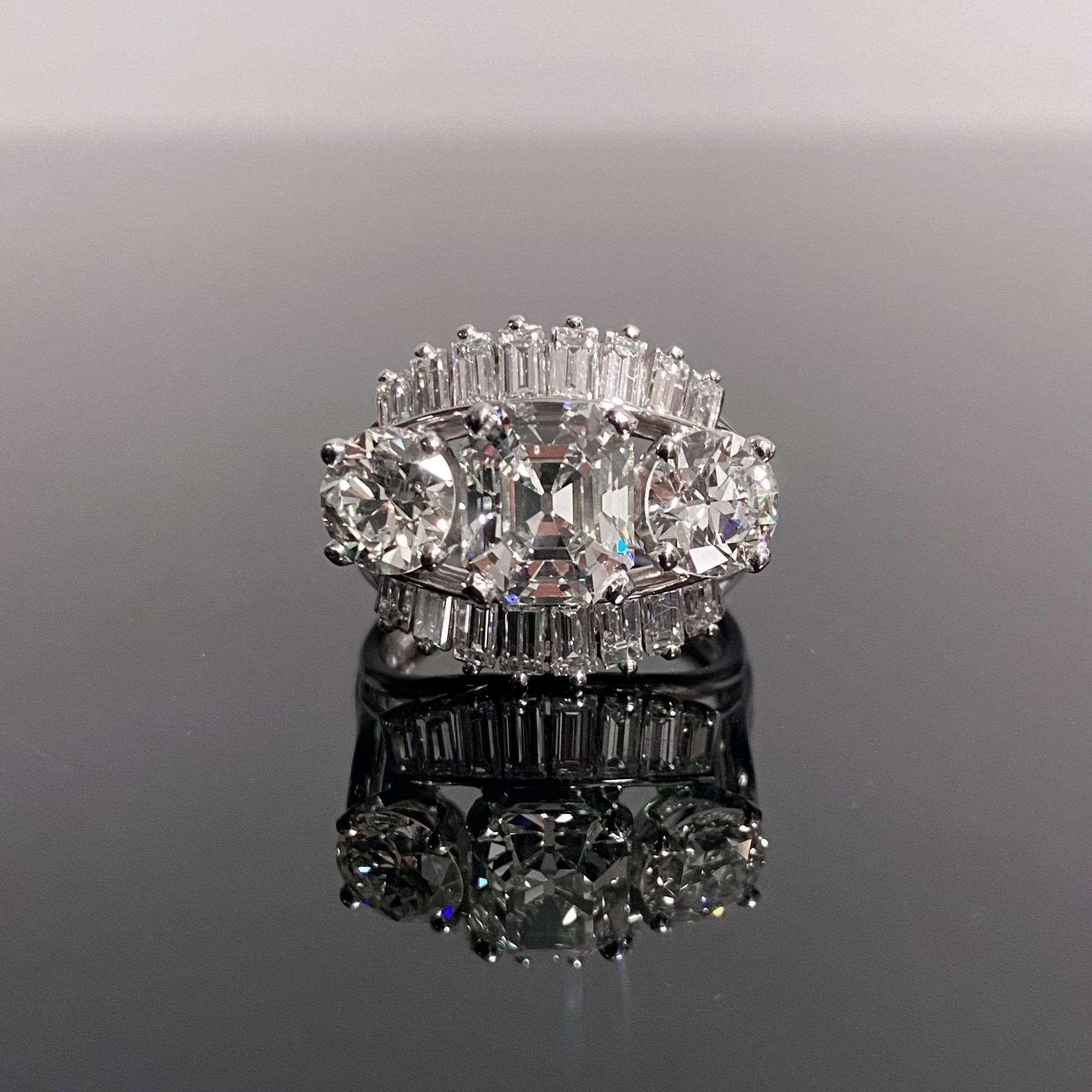 1950s-1960s 7 Carat Three-Stone Emerald Round Diamond Ballerina Engagement Ring In Good Condition In Lisbon, PT