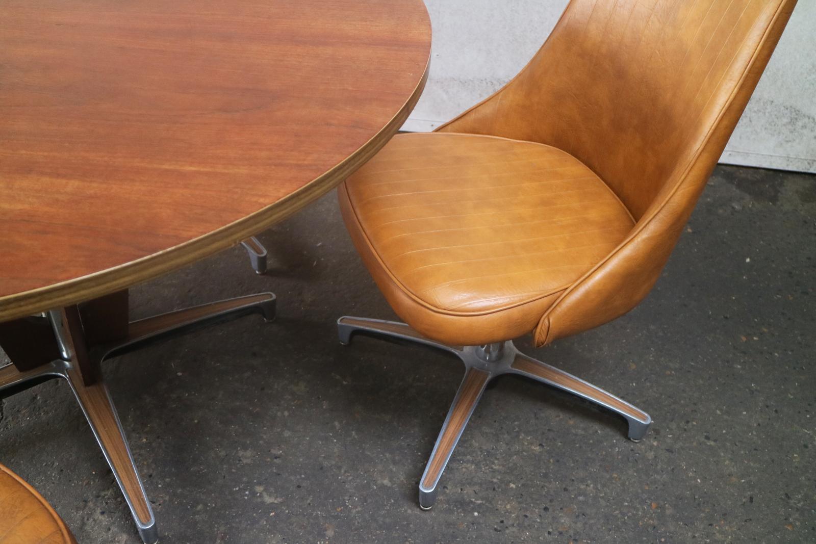 Ideal as for dining set or for meetings, designed for Chromcraft Inc, Mississippi by Vladimir Kagan, the Sculpta series was range of dining room and living room furniture that had the futuristic feel of Mid-1960s American design.
The sculpta dining