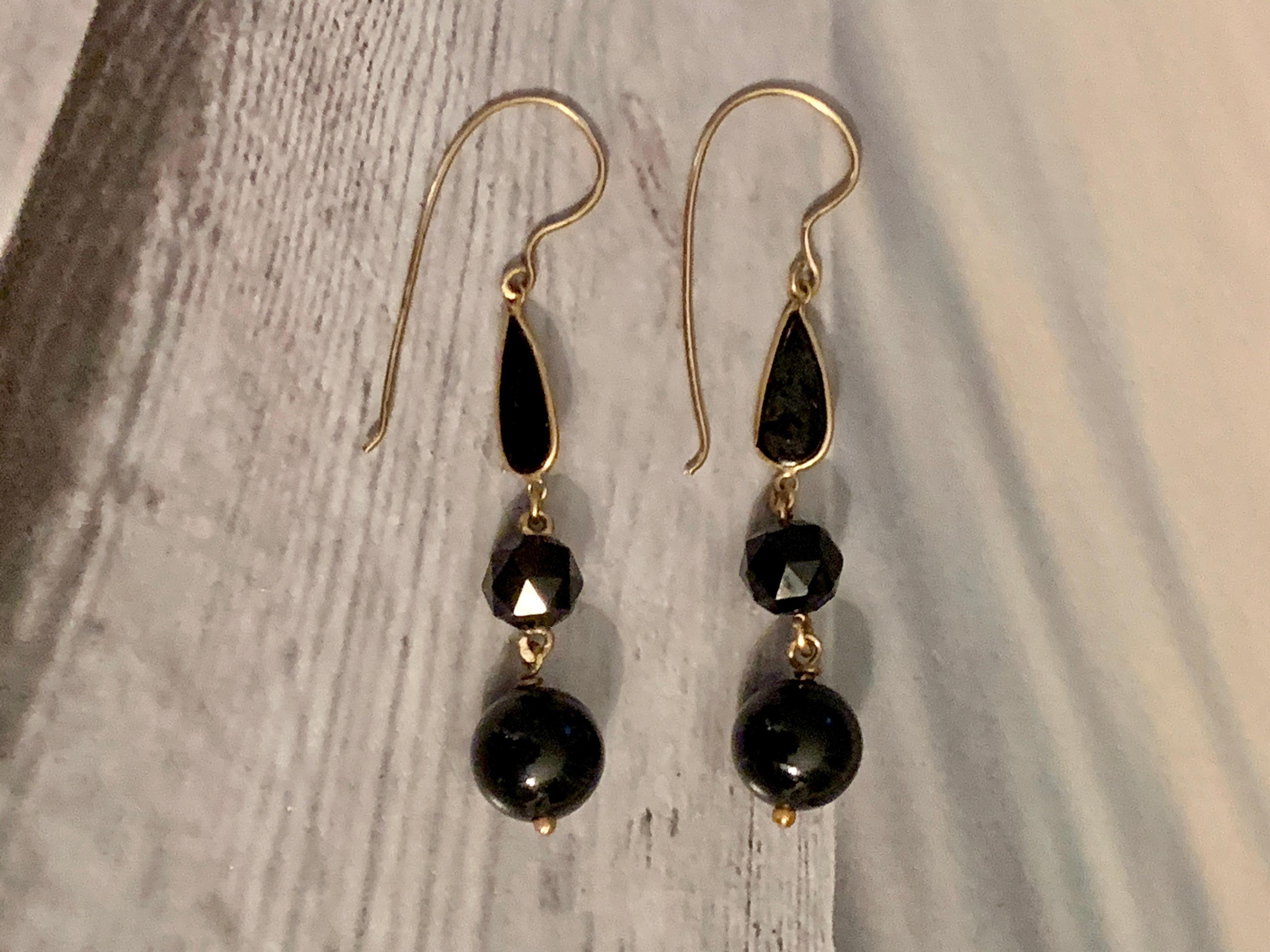 Mixed Cut 1950s-1960s Black Onyx 14 Karat Yellow Gold Wire Dangle Drop Earrings