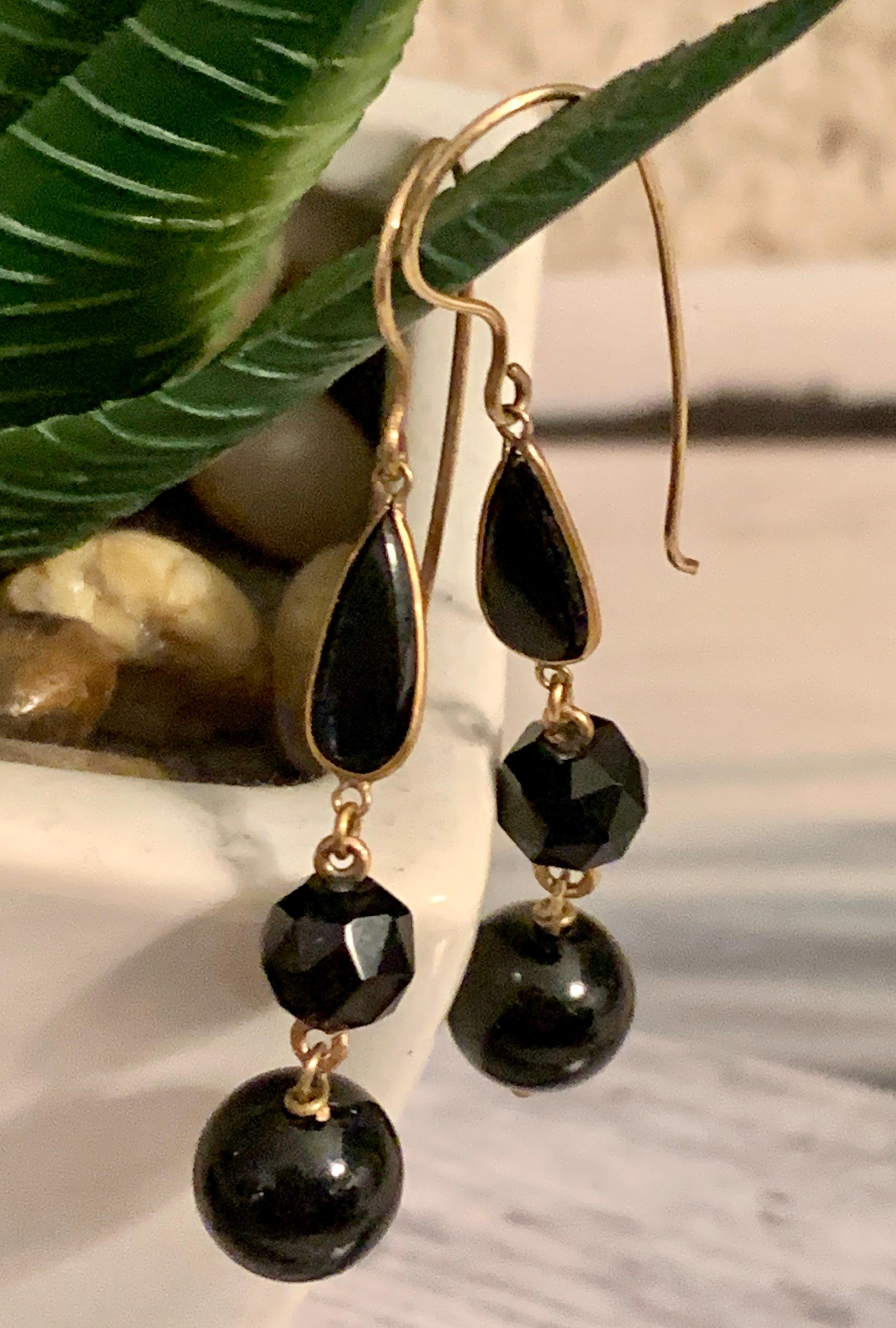 1950s-1960s Black Onyx 14 Karat Yellow Gold Wire Dangle Drop Earrings In Good Condition In St. Louis Park, MN