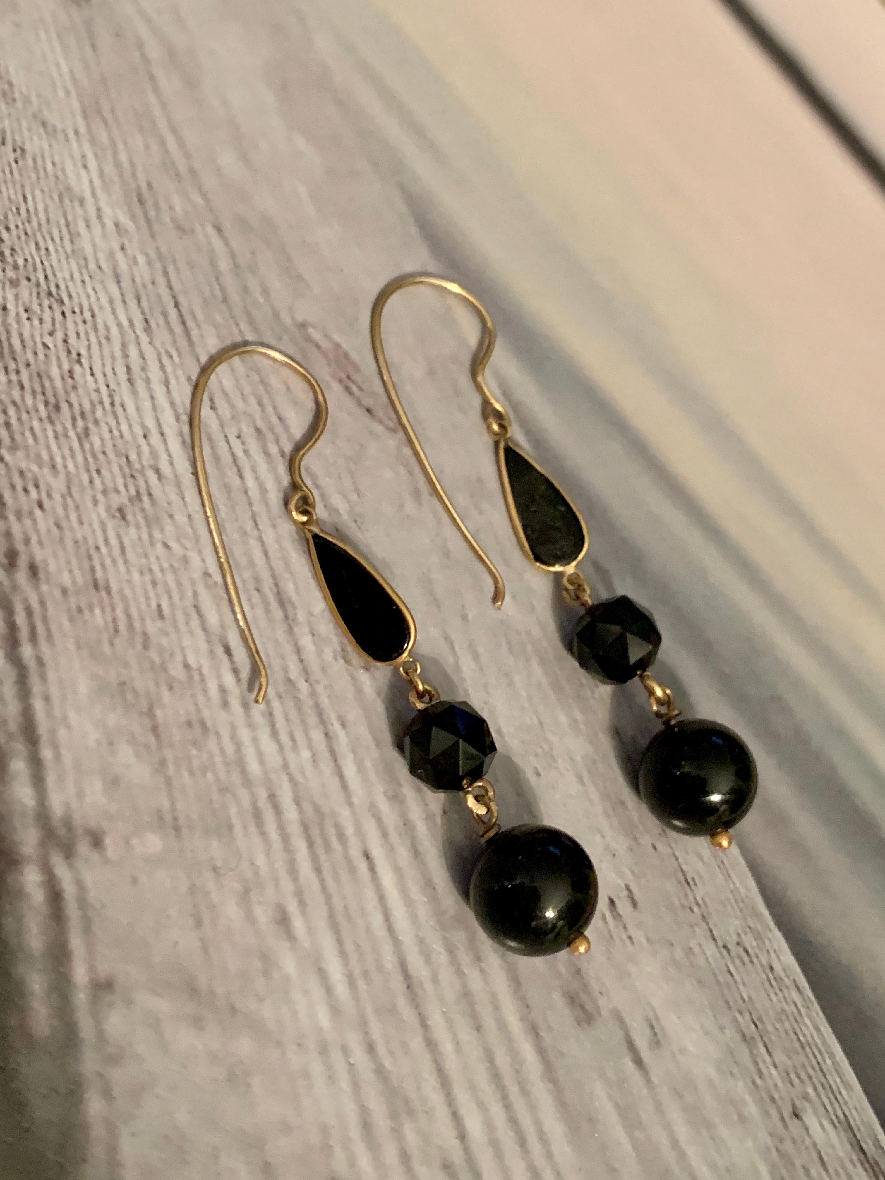 1950s-1960s Black Onyx 14 Karat Yellow Gold Wire Dangle Drop Earrings 1