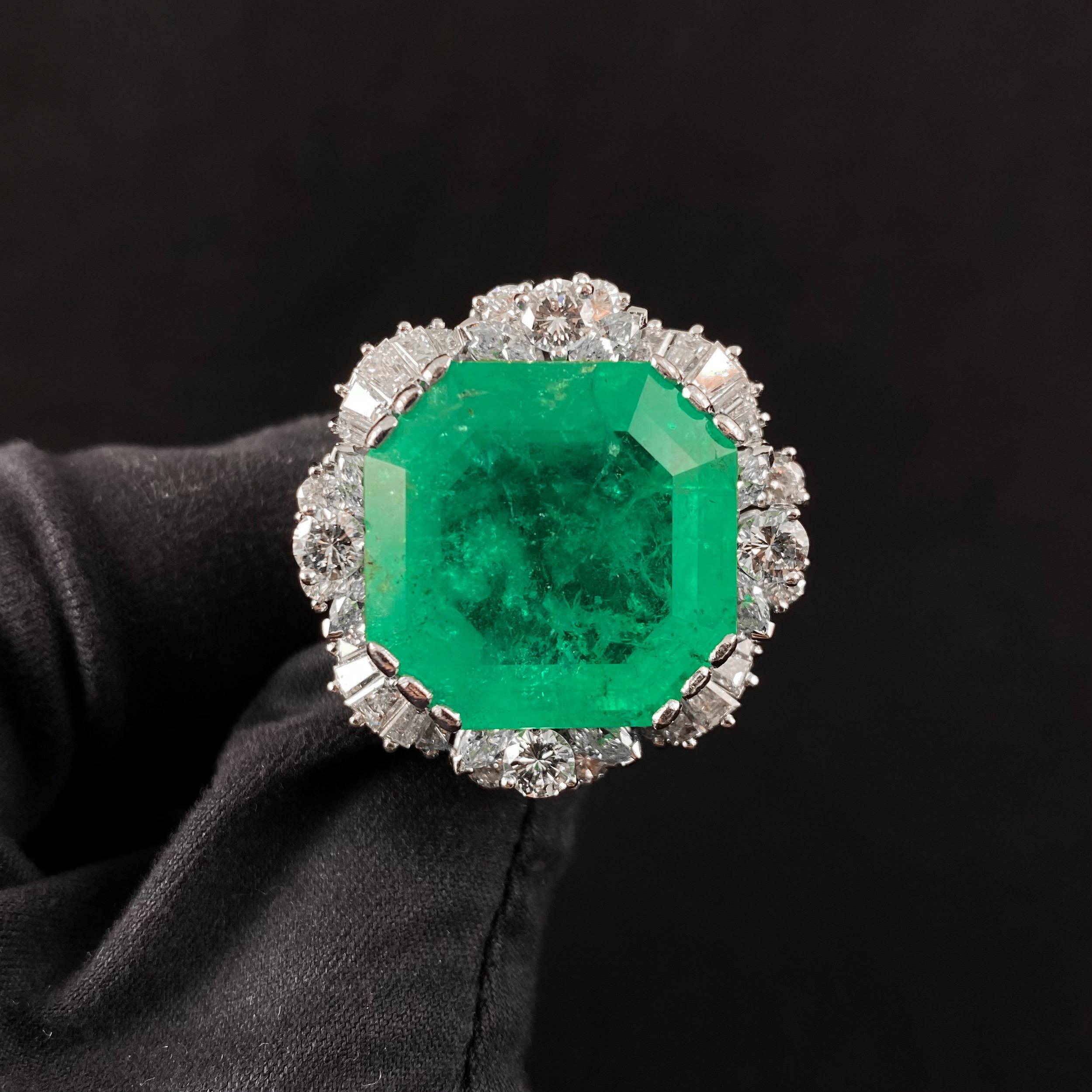 Mid-Century Certified 37.50ct Colombian Emerald and Diamond Cocktail Ring in White Gold, Portugal, 1950s/1960s. This Portuguese jewel features a mesmerizing 37.50 carats emerald of a squared emerald-cut shape claw-set to the centre, surrounded by