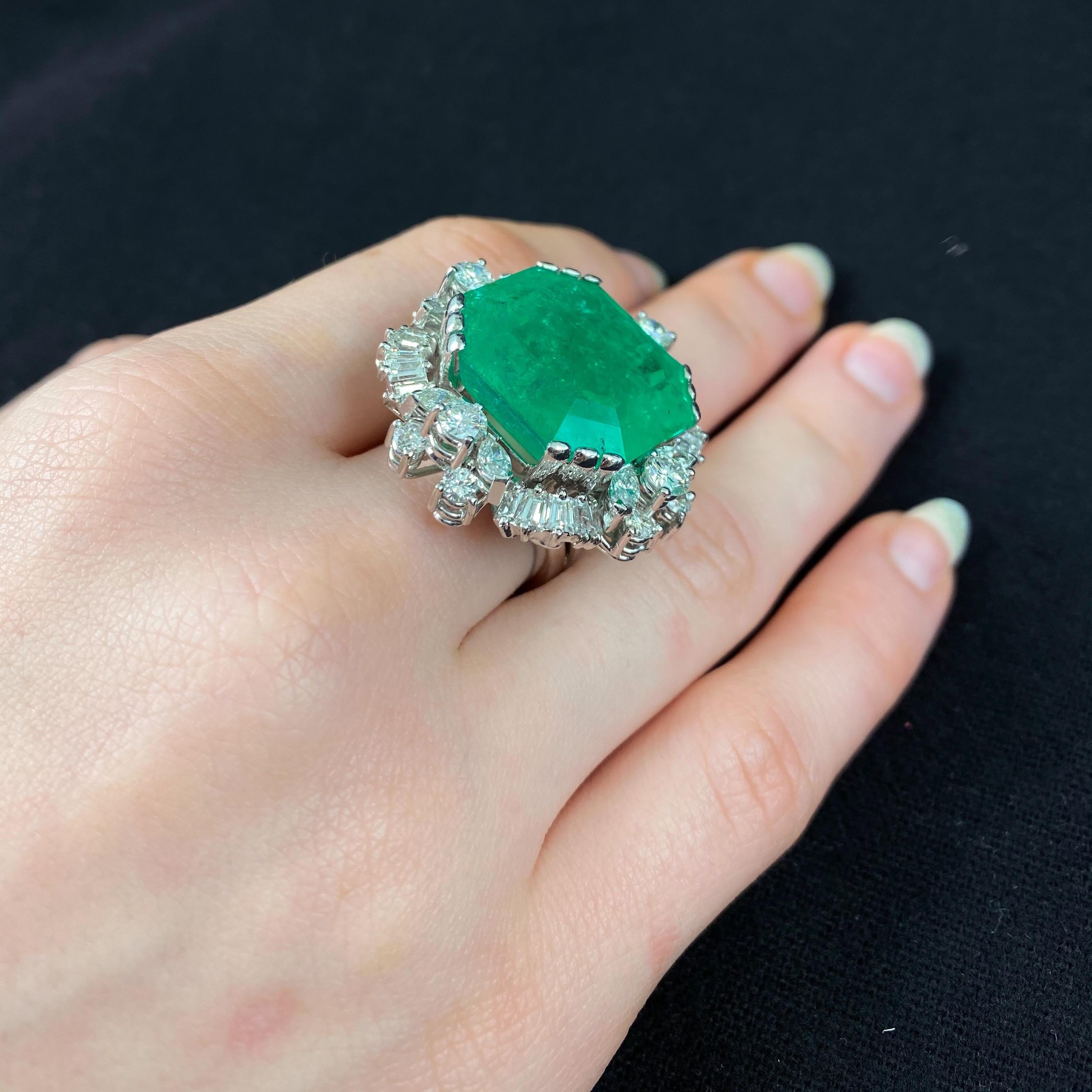 Certified 37.50 Carat Colombian Emerald Diamond Cocktail Ring White Gold In Good Condition In Lisbon, PT