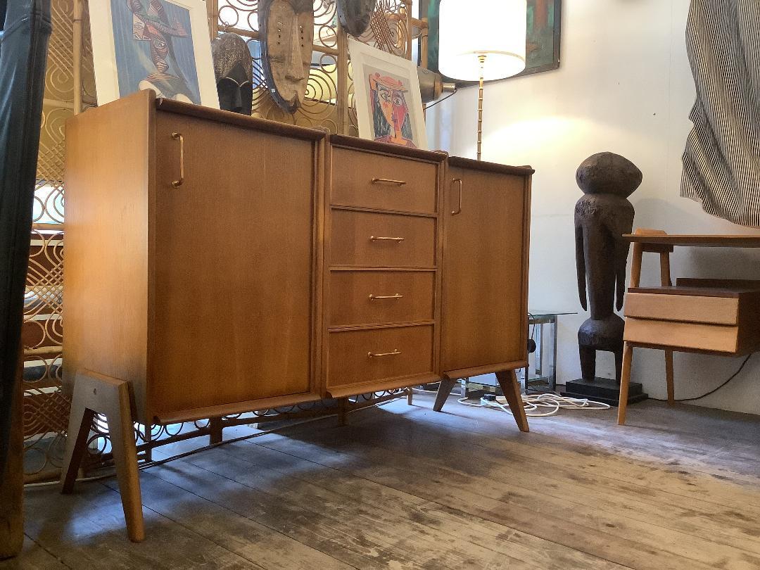 Credenza francese degli anni '60 a due ante con scaffali, quattro cassetti con maniglie in ottone, belle gambe in stile.
Cc Francese