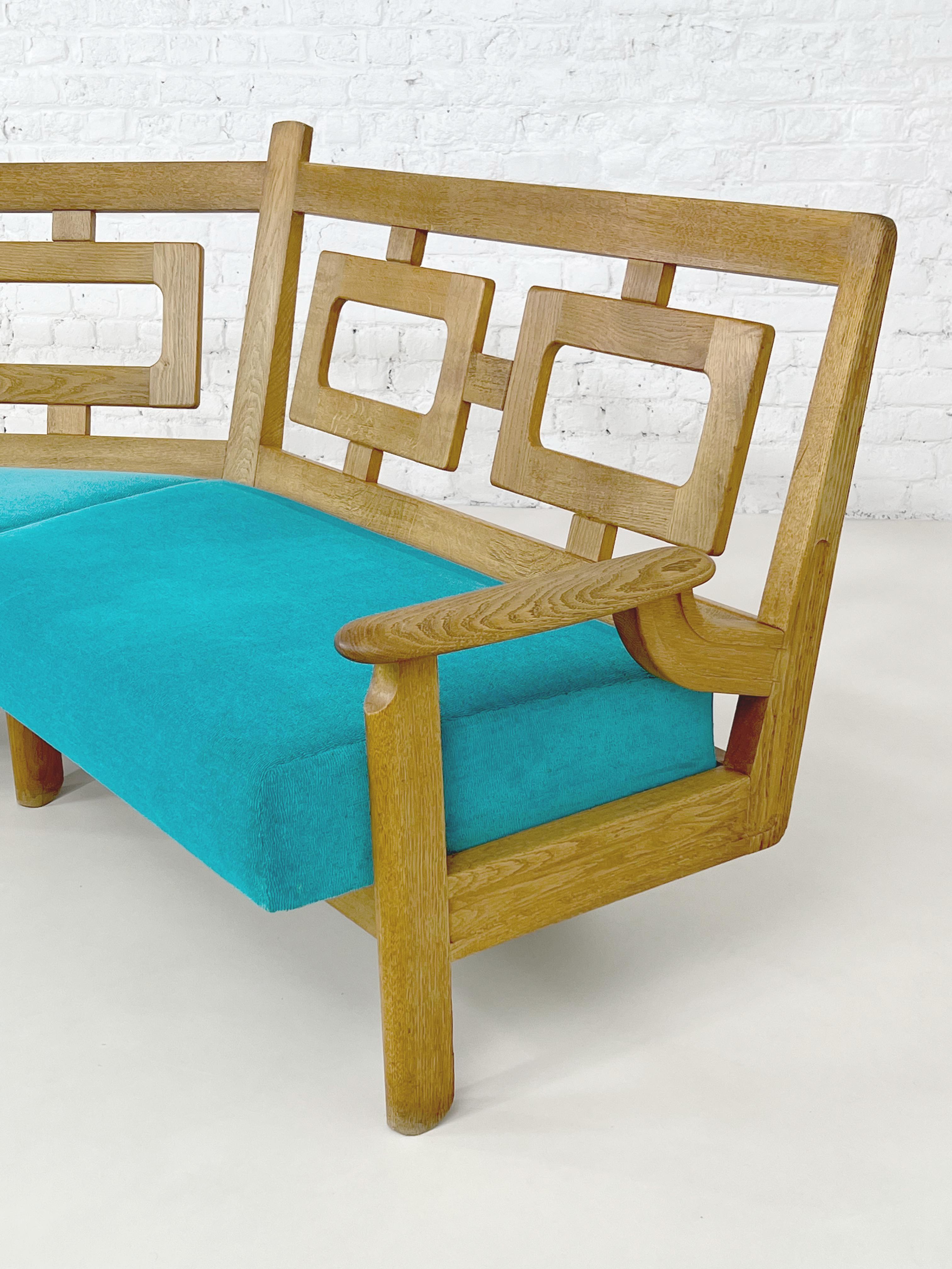 1950s - 1960s Guillerme et Chambron French Design Oak Wood Angular Curved Sofa en vente 6