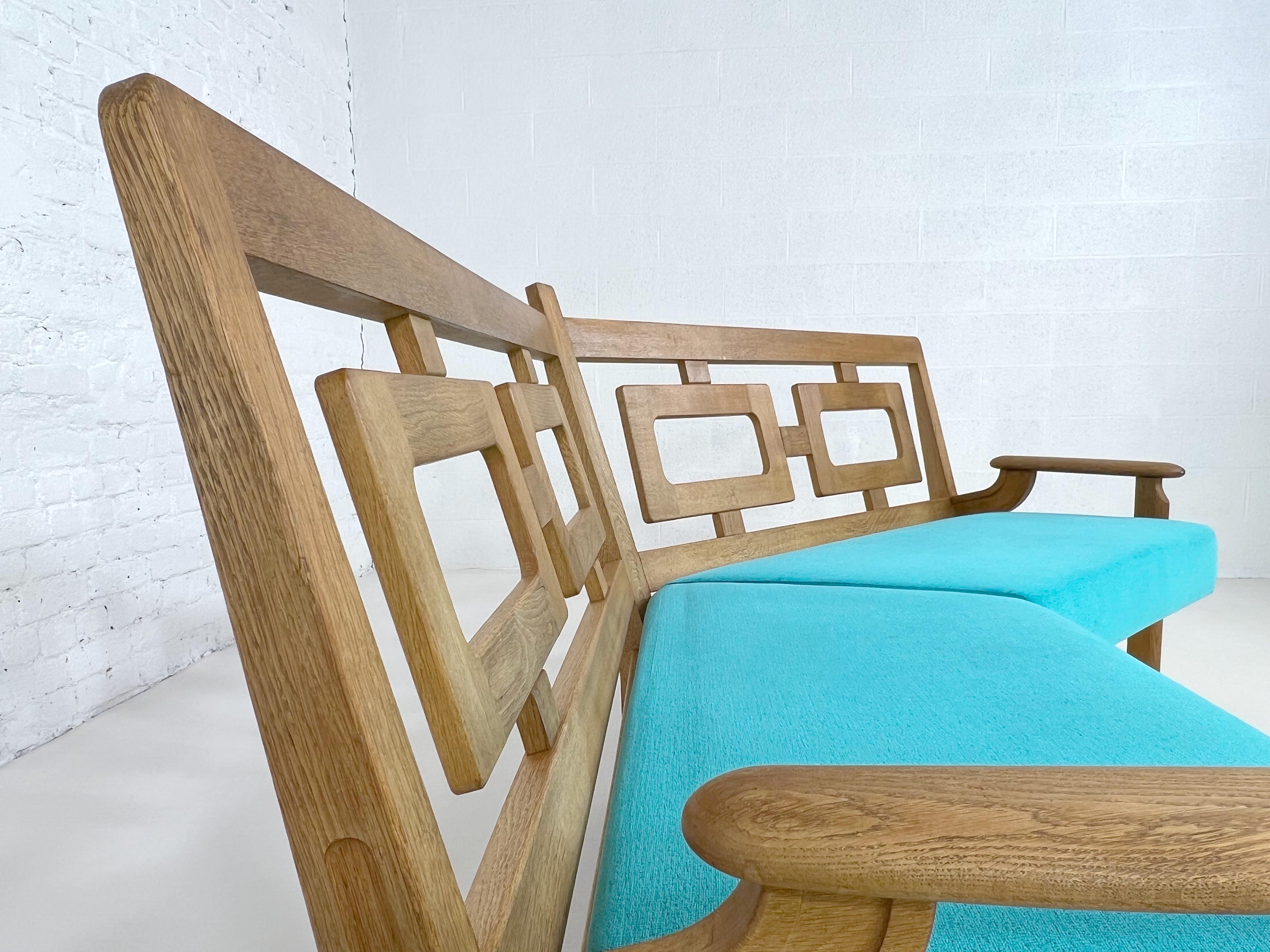 Français 1950s - 1960s Guillerme et Chambron French Design Oak Wood Angular Curved Sofa en vente