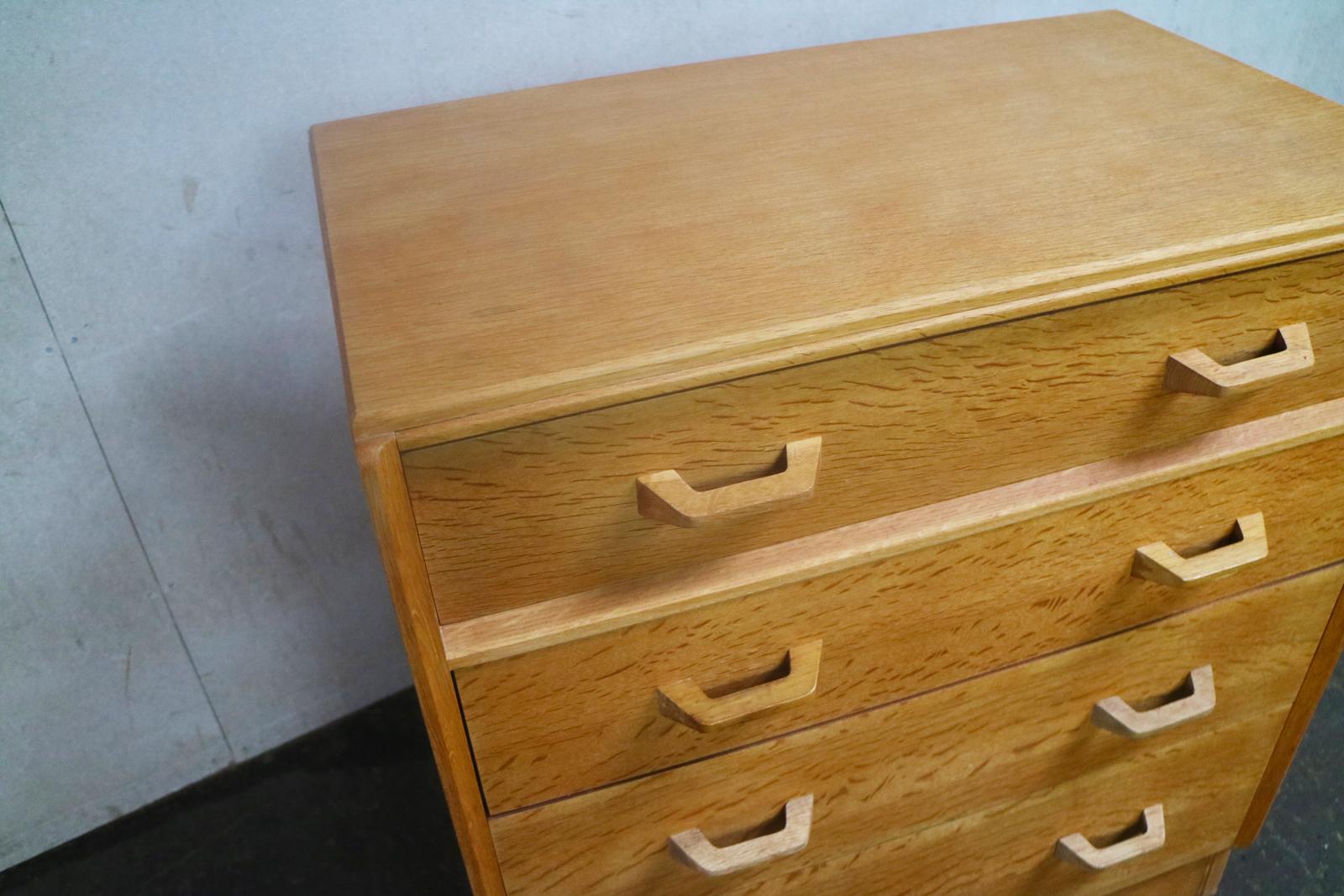 A lovely example of the early G Plan Brandon range, this chest of drawers is finished in light solid oak and oak veneer. With a ‘set back’ top drawer. In superb condition.
 