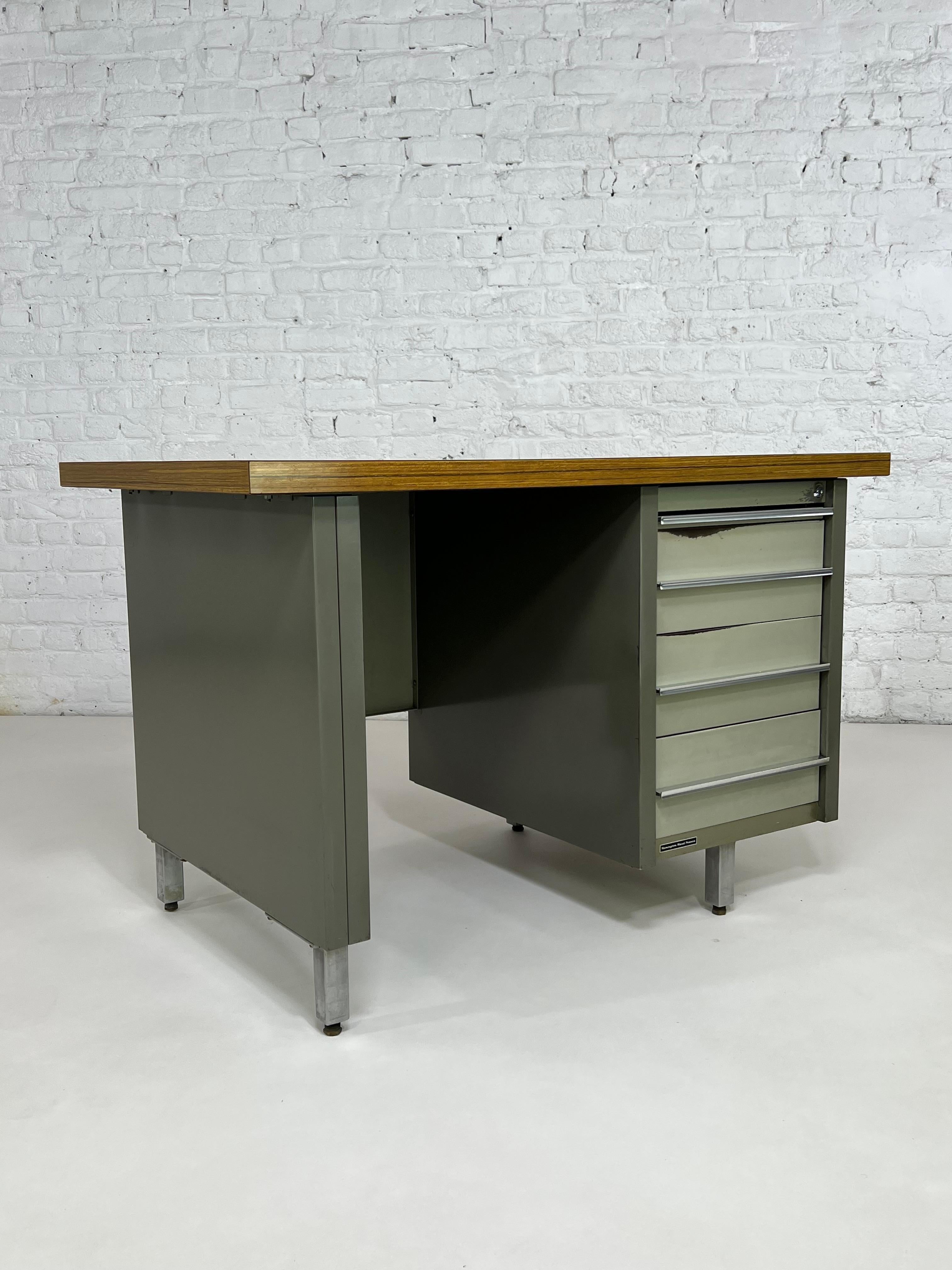1950s-1960s Remington Rand France Industrial Style Desk For Sale 3