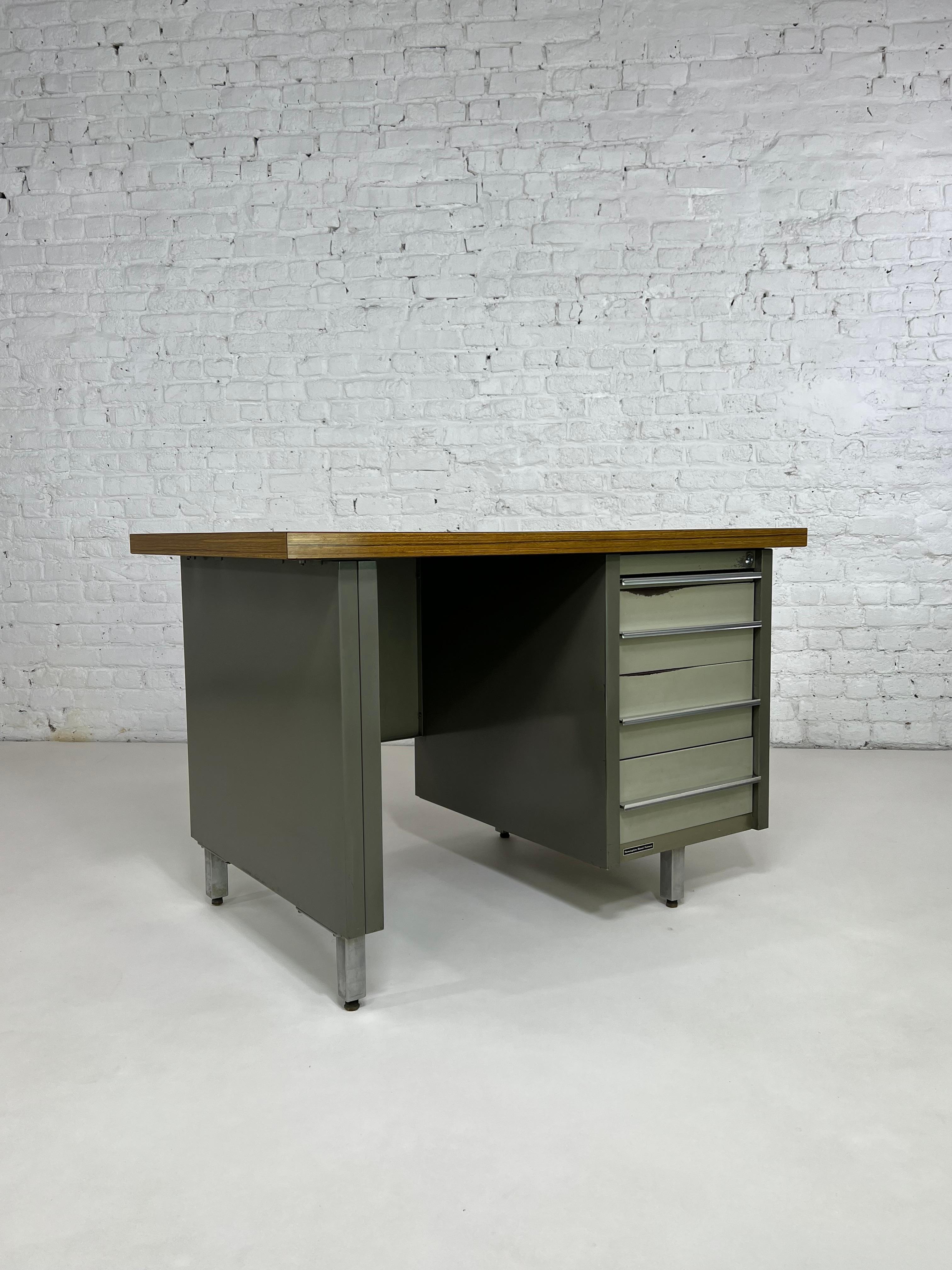 1950s-1960s Remington Rand France Industrial Style Desk For Sale 4