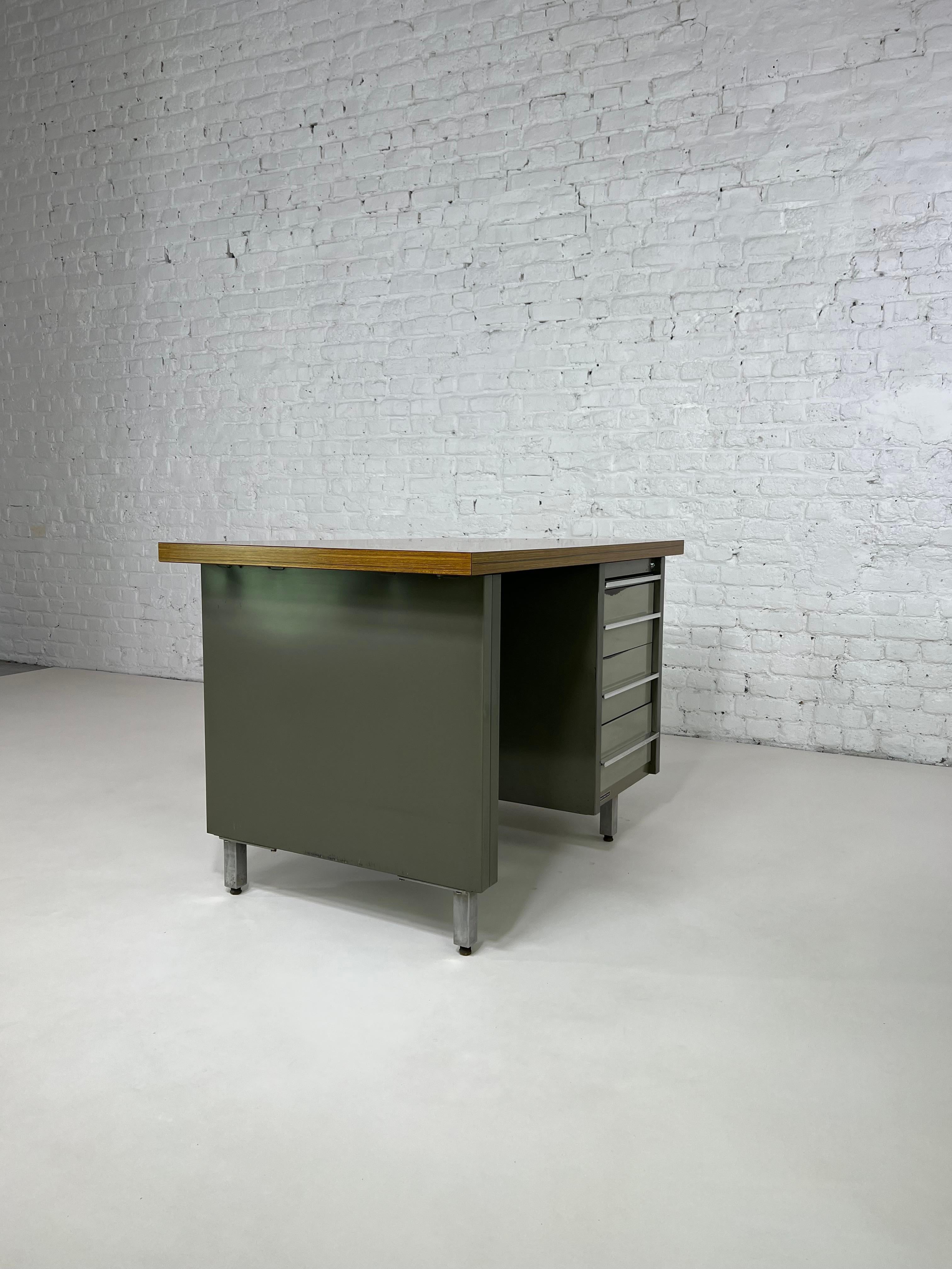 1950s-1960s Remington Rand France Industrial Style Desk For Sale 6