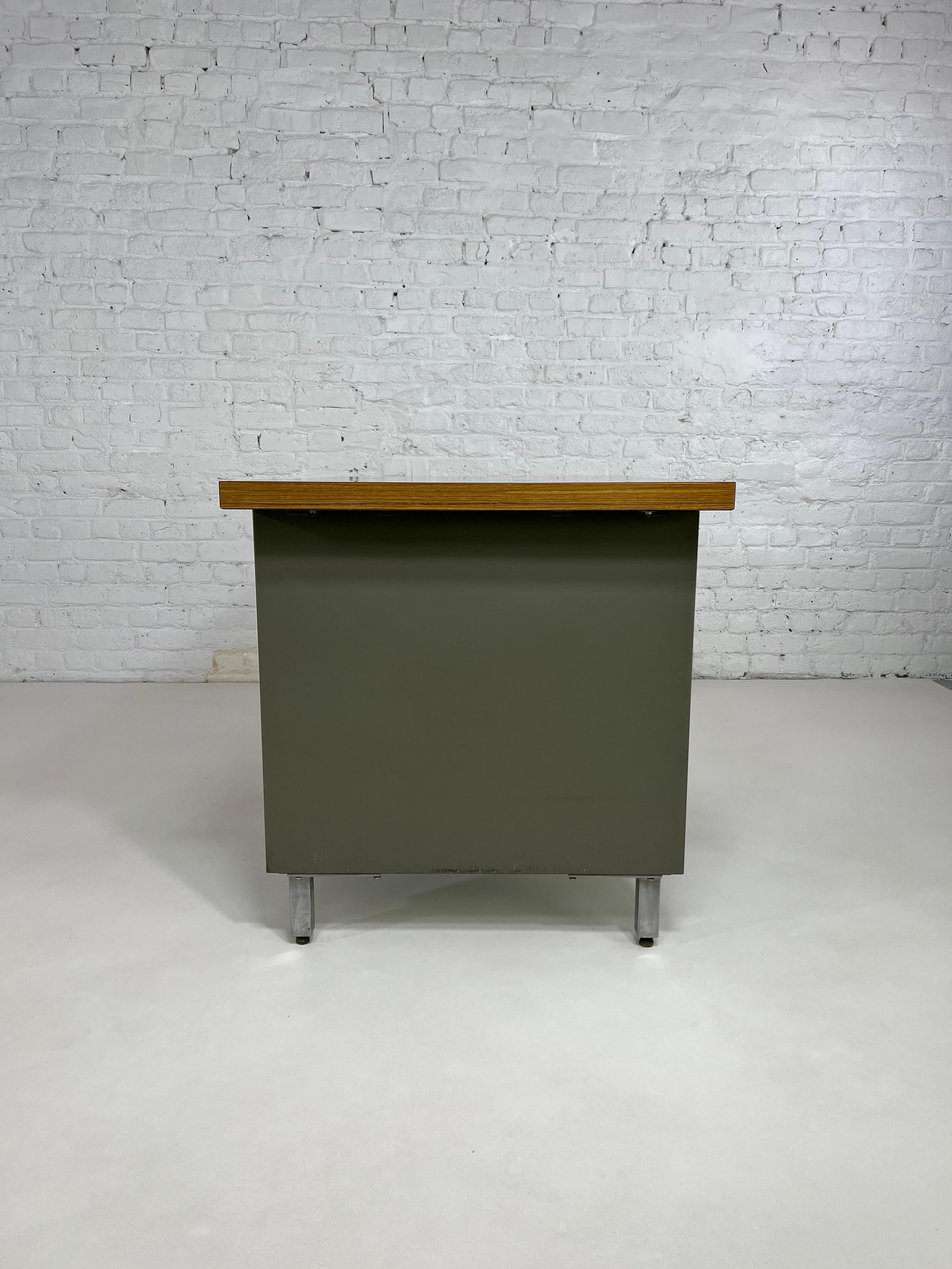 1950s-1960s Remington Rand France Industrial Style Desk For Sale 7