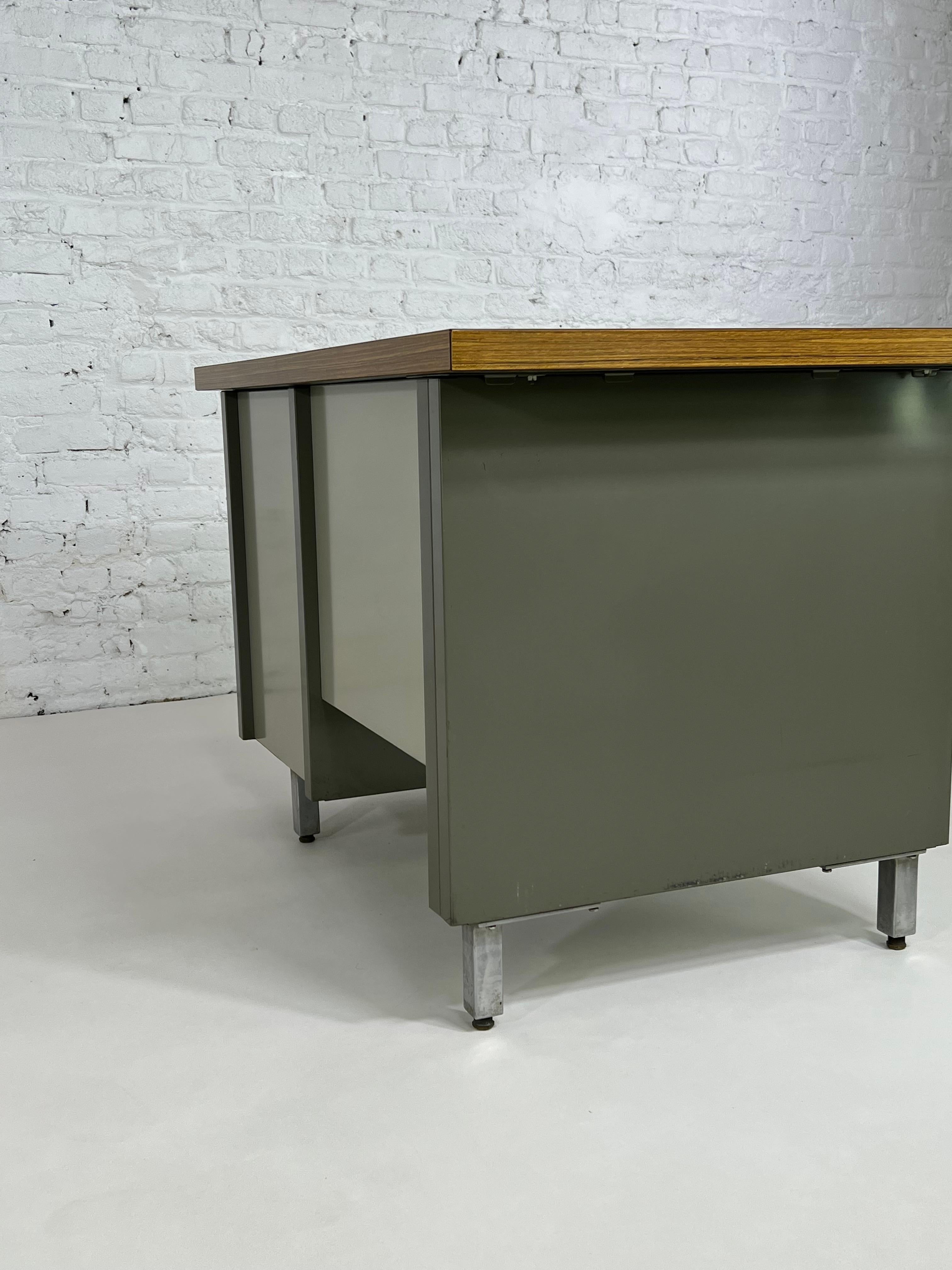 1950s-1960s Remington Rand France Industrial Style Desk For Sale 8