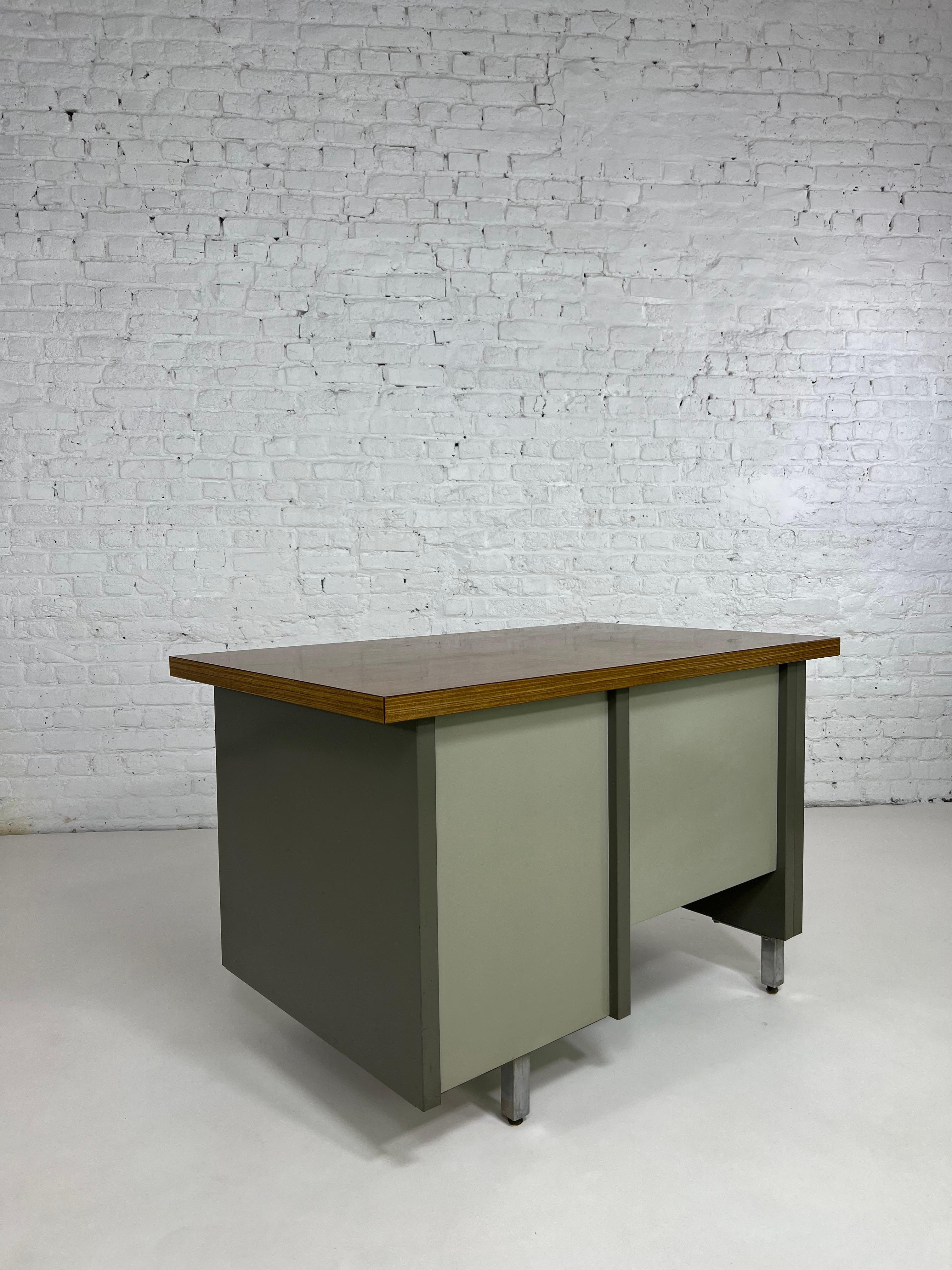 1950s-1960s Remington Rand France Industrial Style Desk For Sale 9