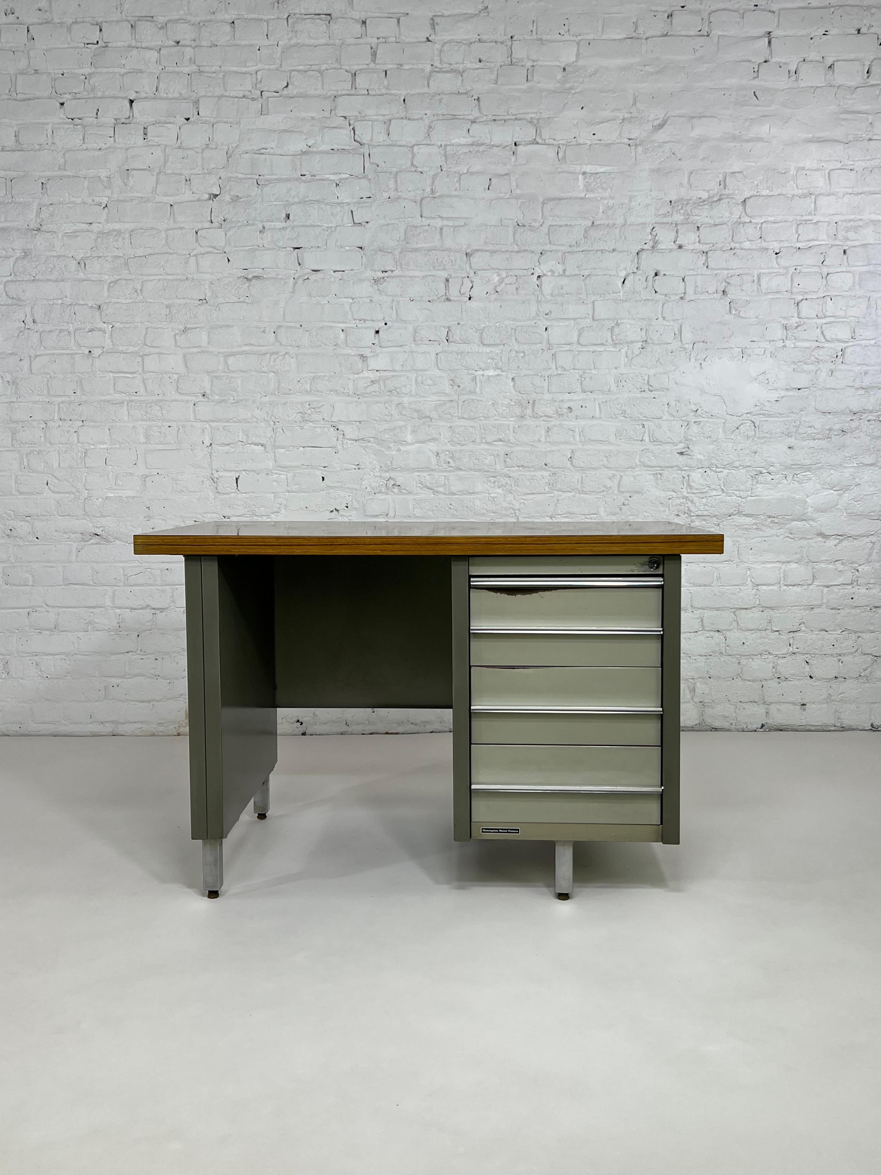 1950s - 1960s Remington Rand France Industrial Style desk composed of an all in metal structure with 4 drawers and wooden top.
