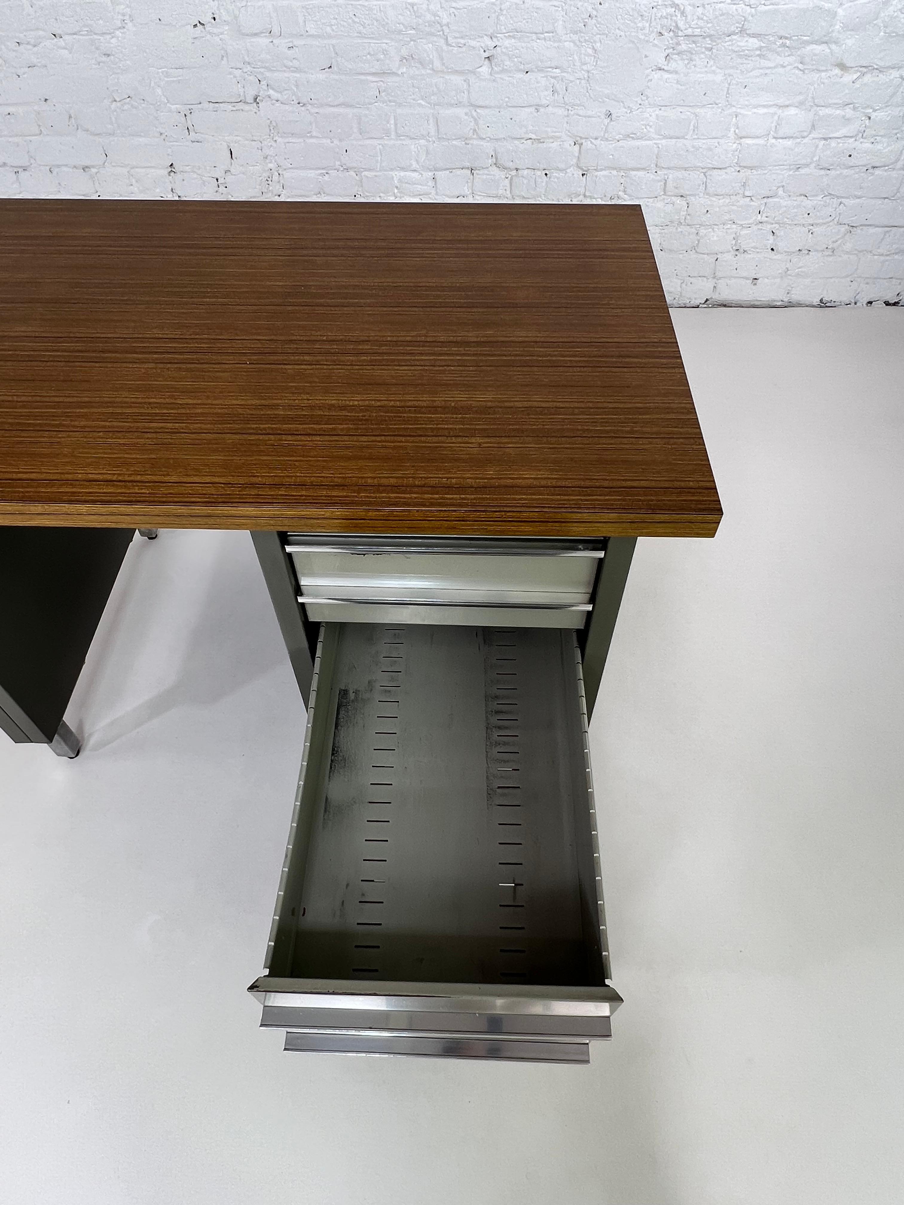 1950s-1960s Remington Rand France Industrial Style Desk For Sale 1