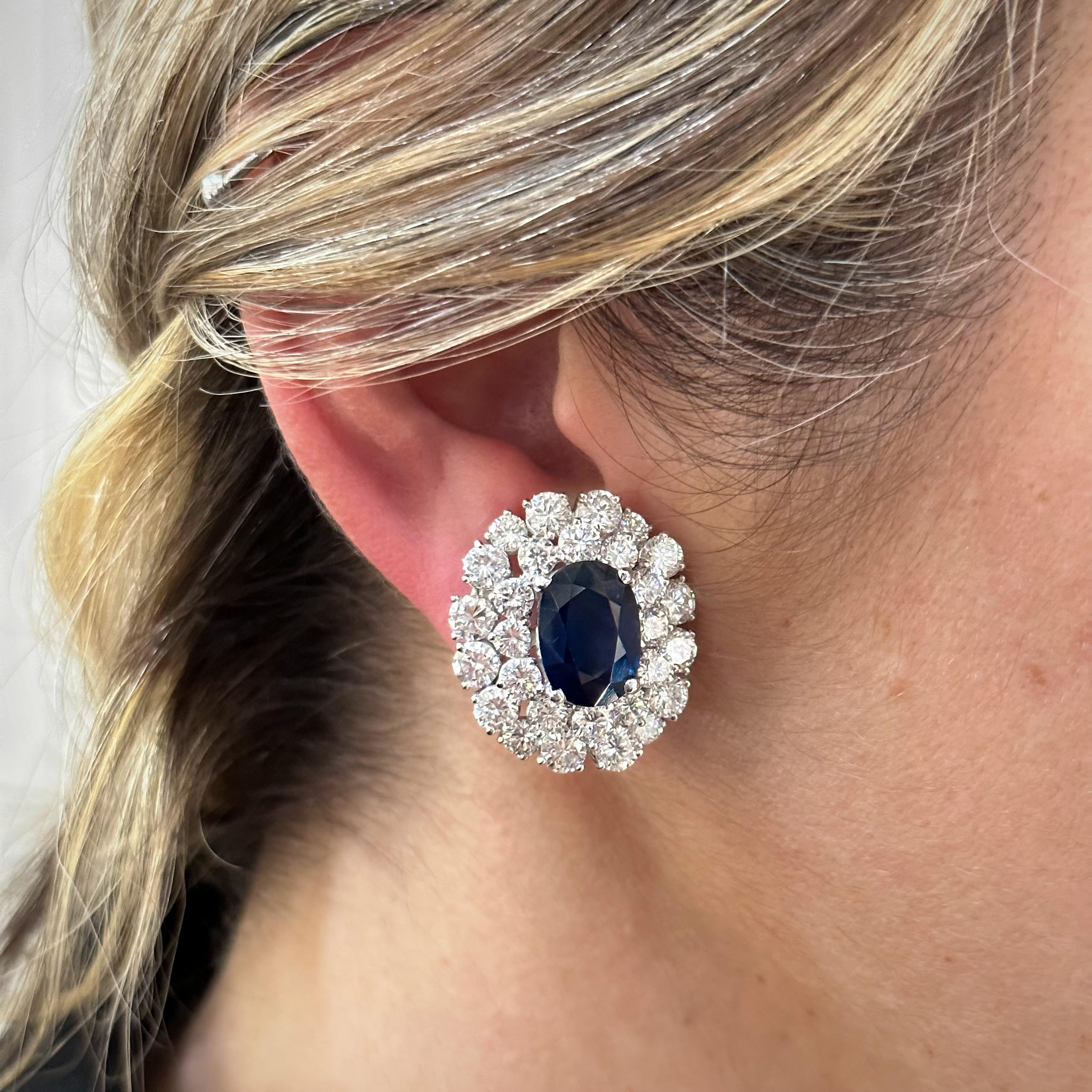 1950s/1960s Royal Blue Sapphire Diamond Cluster Earrings Platinum Gold French In Good Condition For Sale In Lisbon, PT