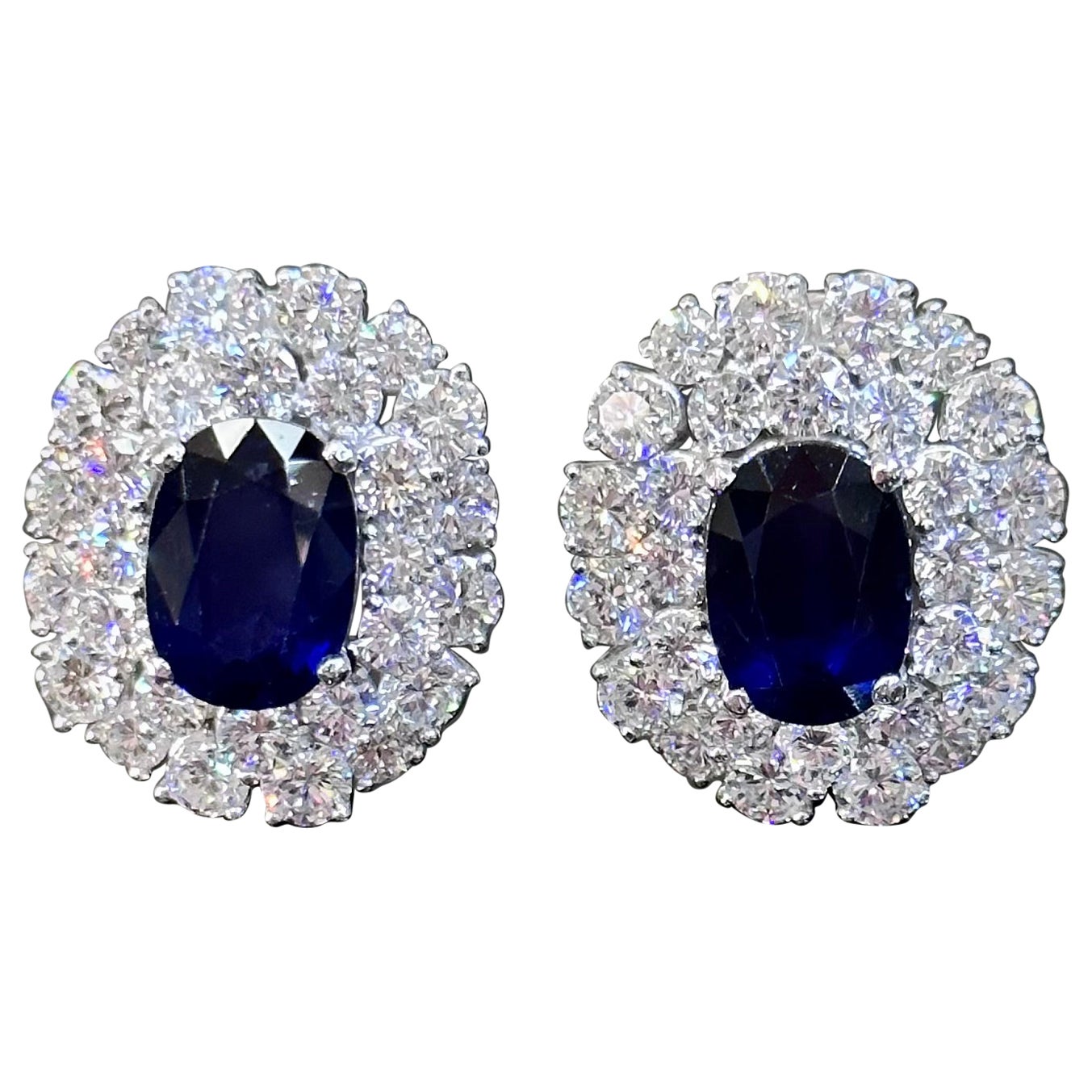 Boucles d'oreilles françaises en or et platine avec saphir bleu royal et diamants, années 1950/1960 en vente
