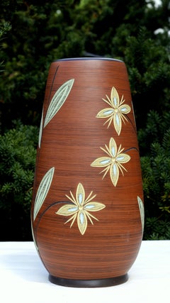 Vase des années 1950-1960, Allemagne de l'Ouest, motif floral en sgraffite (fleurs aux tons terreux, émaillées)