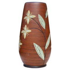 Vase des années 1950-1960, Allemagne de l'Ouest, motif floral en sgraffite (fleurs aux tons terreux, émaillées)