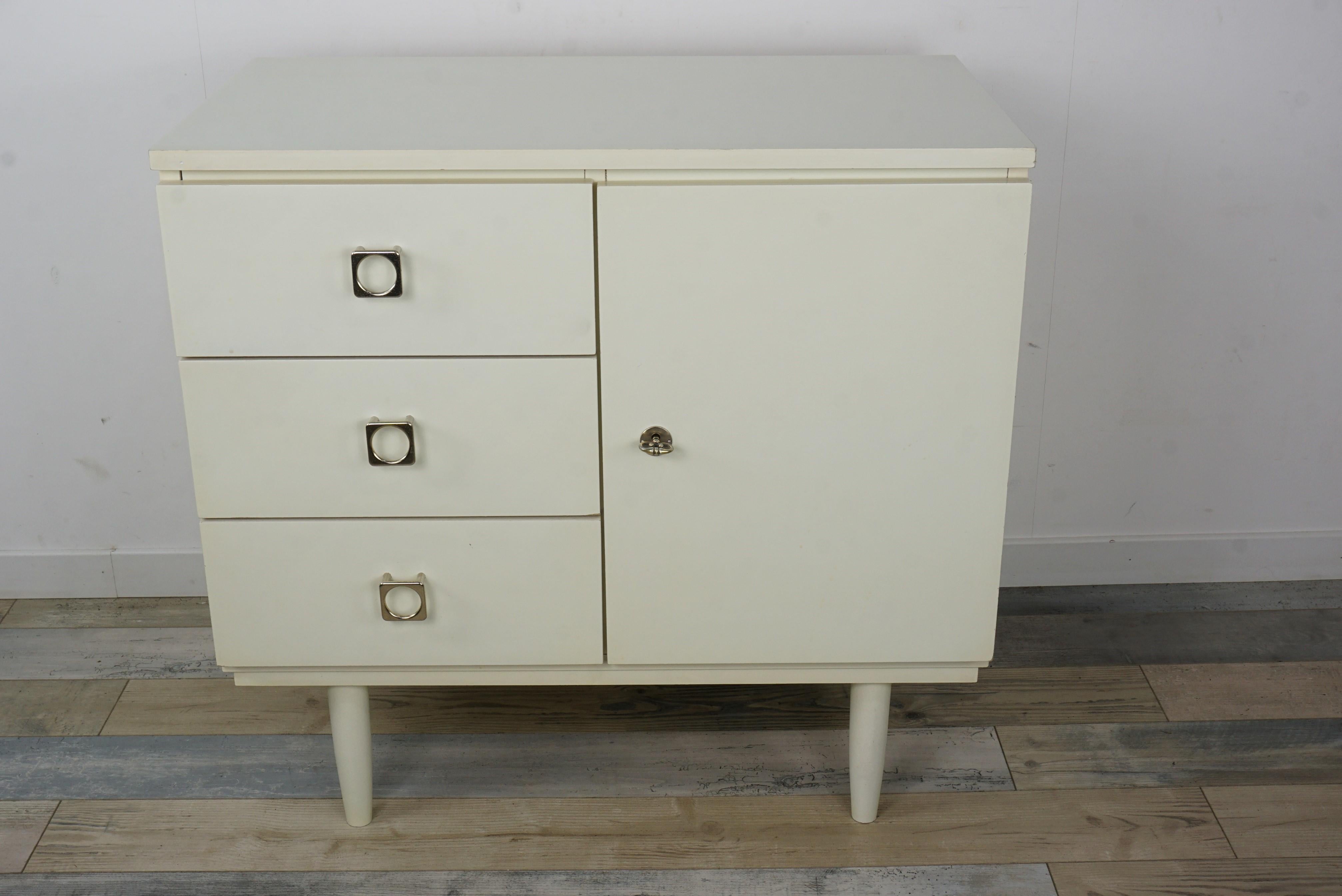 1950s-1960s White Satin Lacquered Wooden Cabinet In Good Condition In Tourcoing, FR