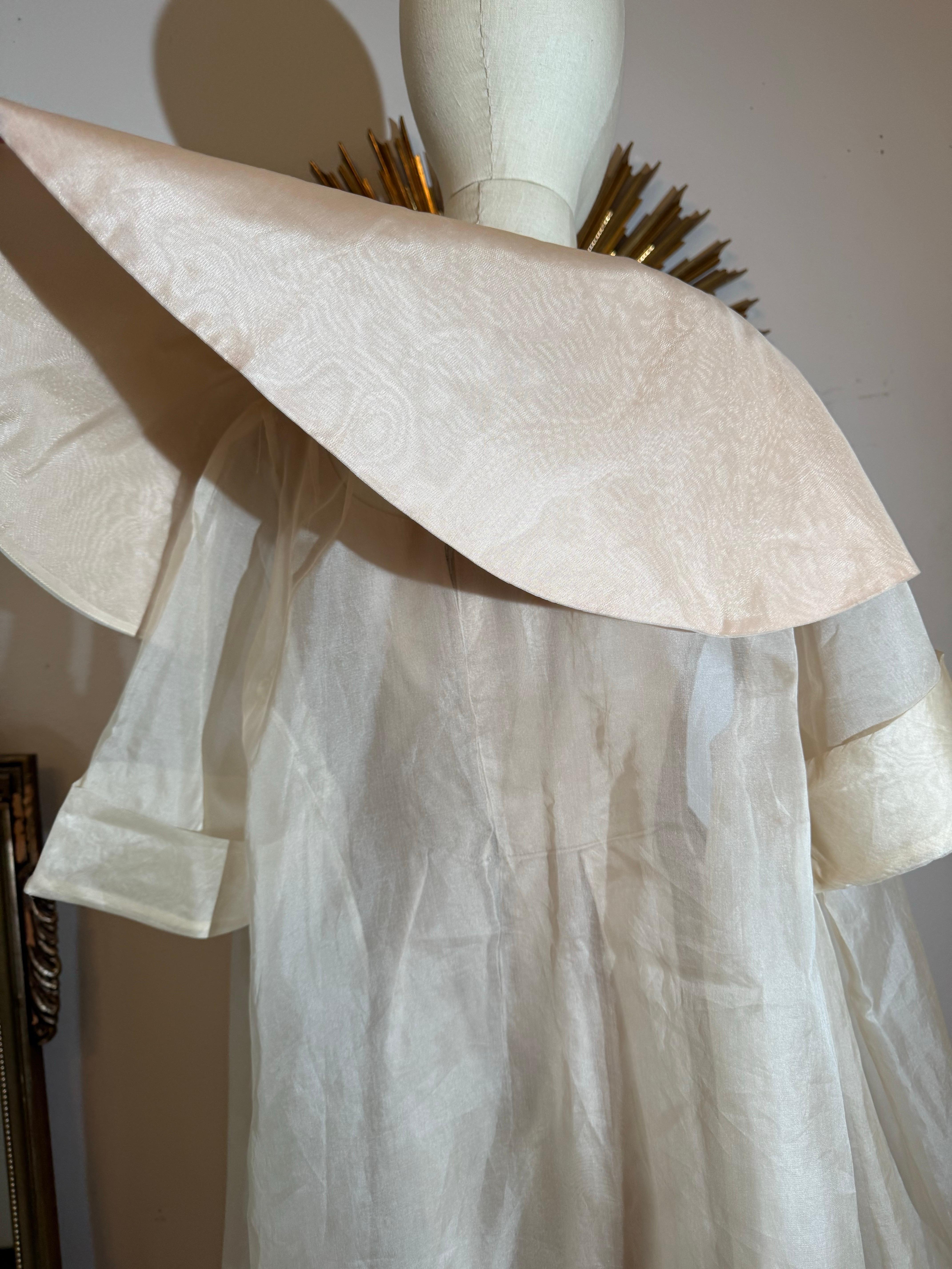 Abito 2 pezzi in organza e cappotto trasparente con colletto grande degli anni '50 in vendita 6