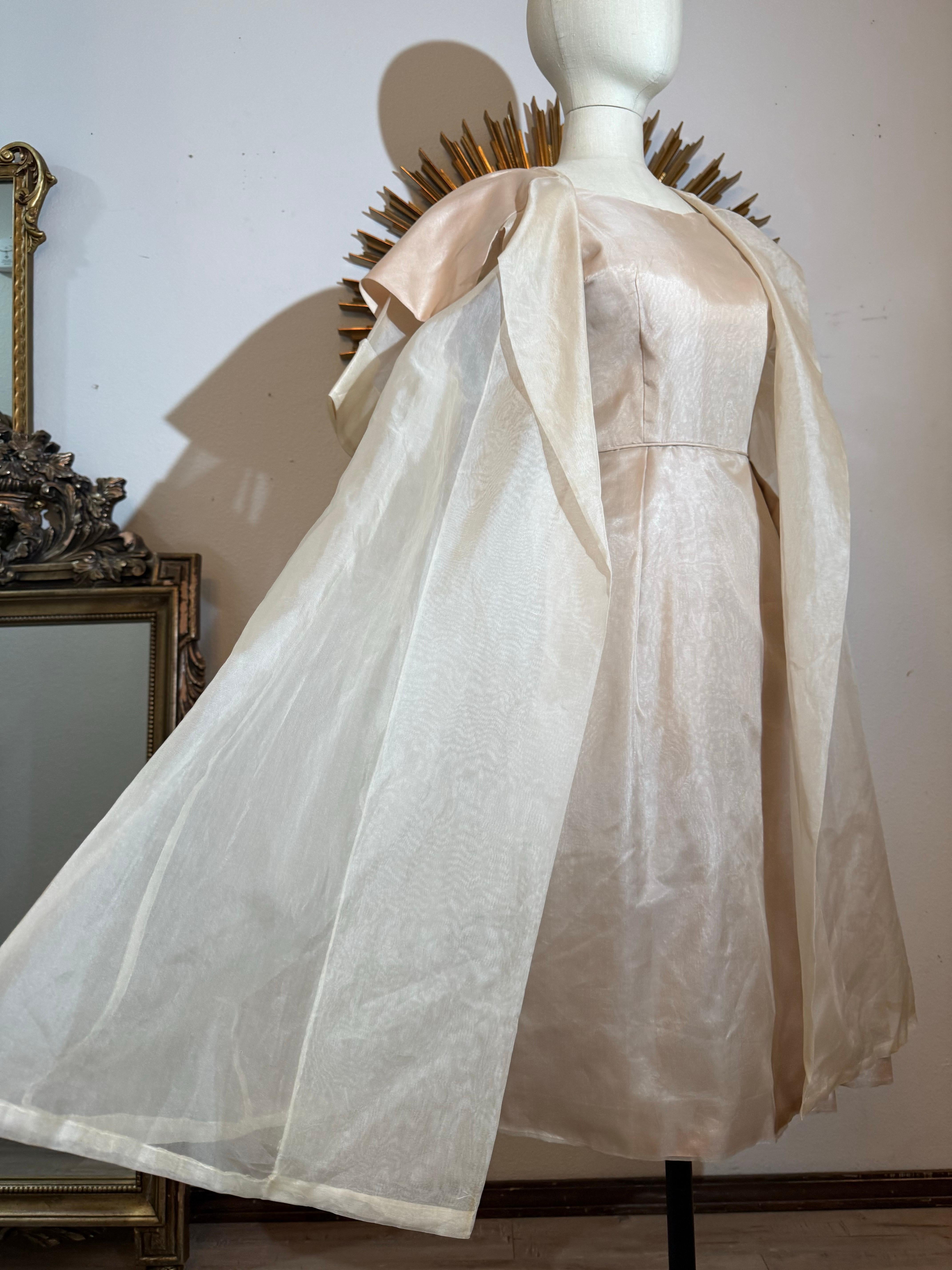 Abito 2 pezzi in organza e cappotto trasparente con colletto grande degli anni '50 in vendita 8