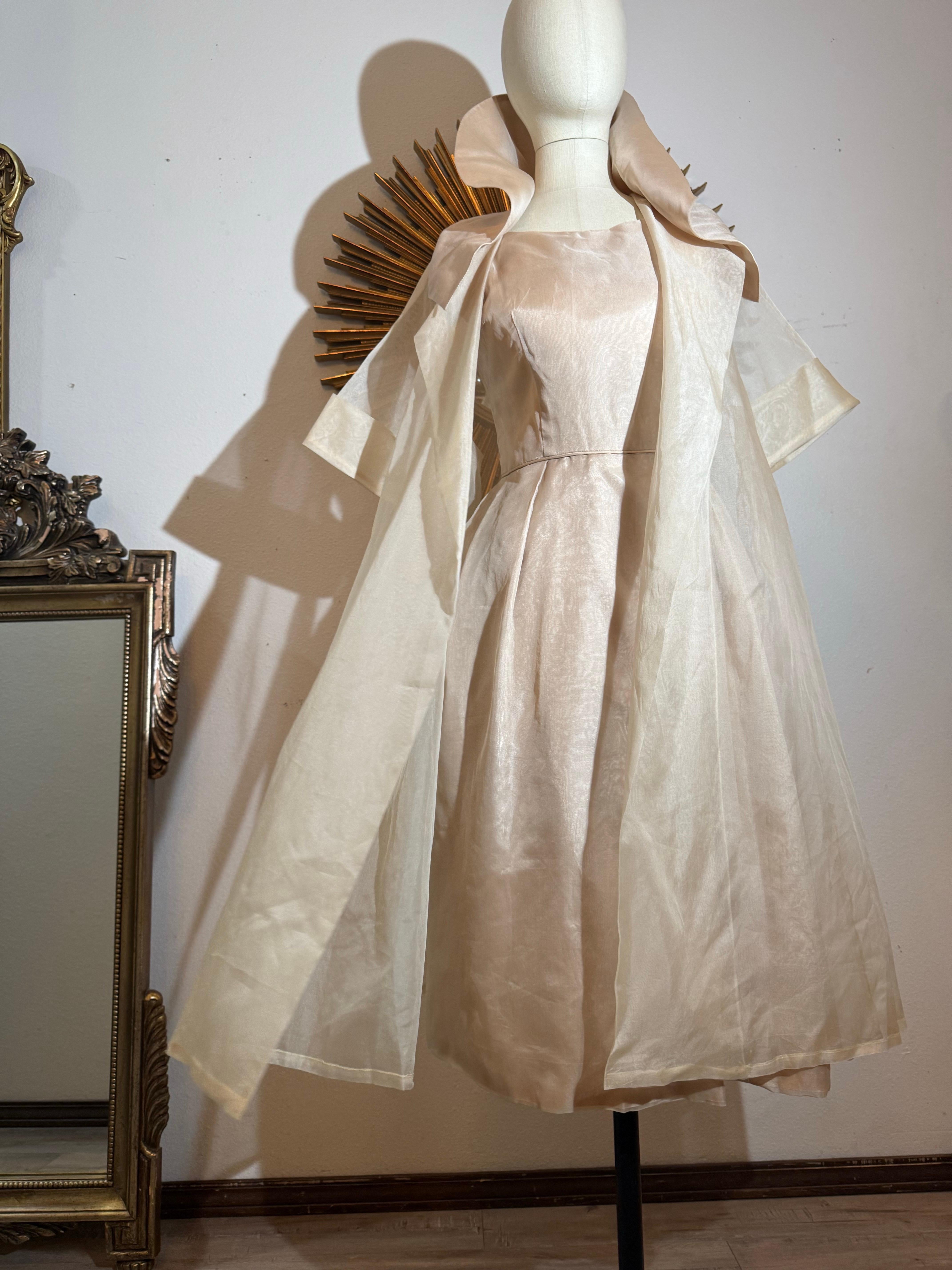 Abito 2 pezzi in organza e cappotto trasparente con colletto grande degli anni '50 in vendita 10