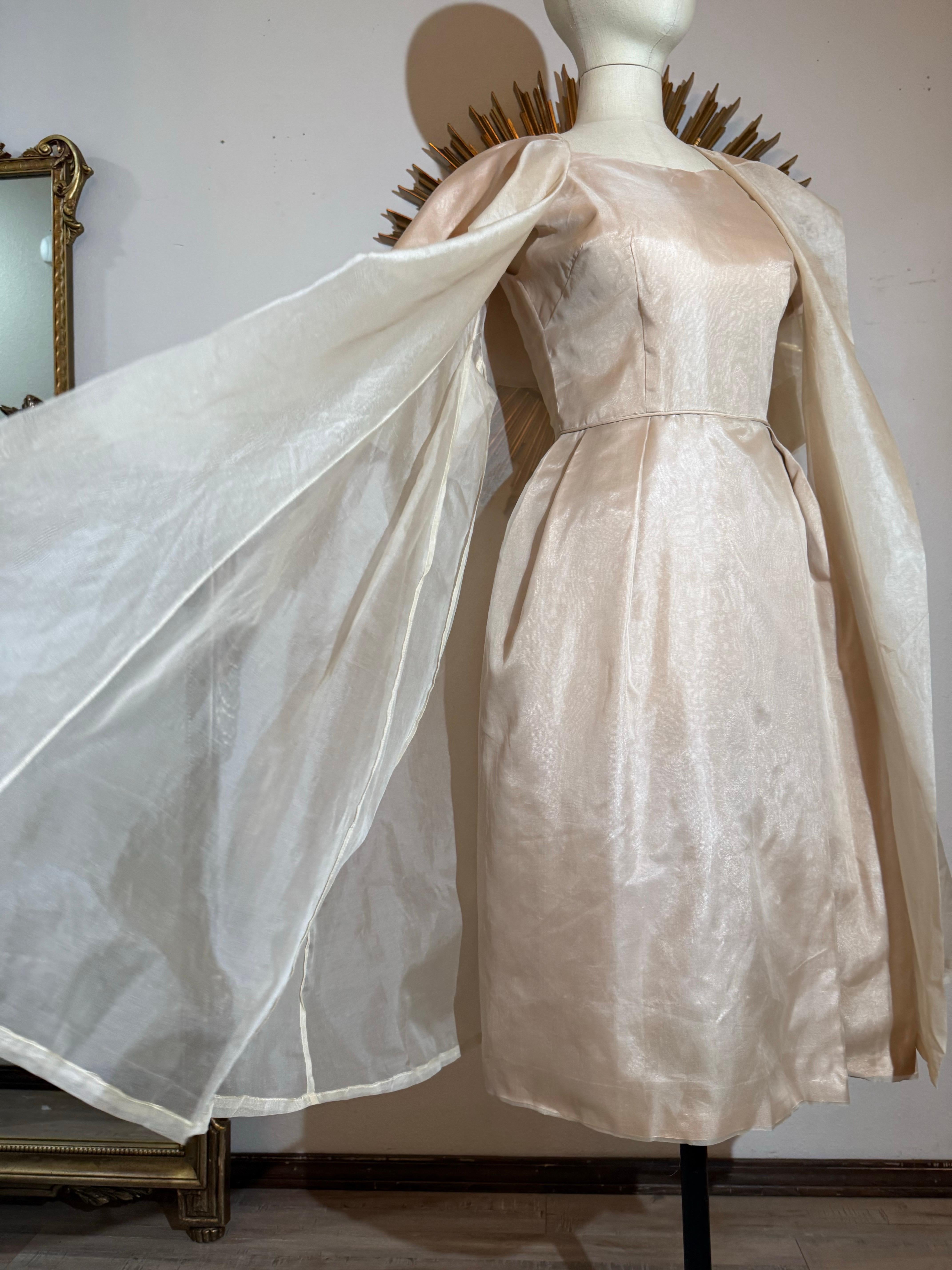 Abito 2 pezzi in organza e cappotto trasparente con colletto grande degli anni '50 in vendita 11