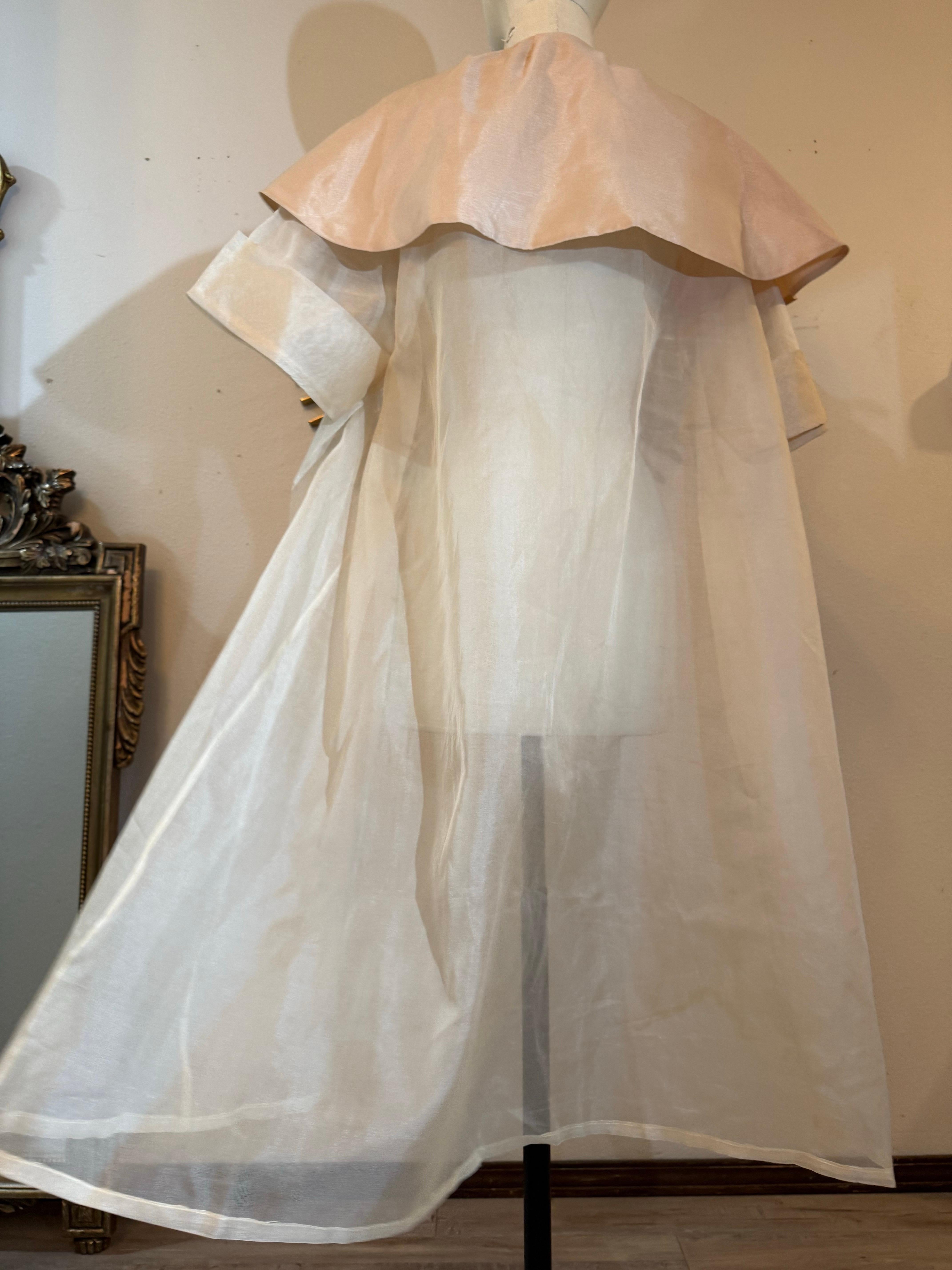 Abito 2 pezzi in organza e cappotto trasparente con colletto grande degli anni '50 in vendita 12