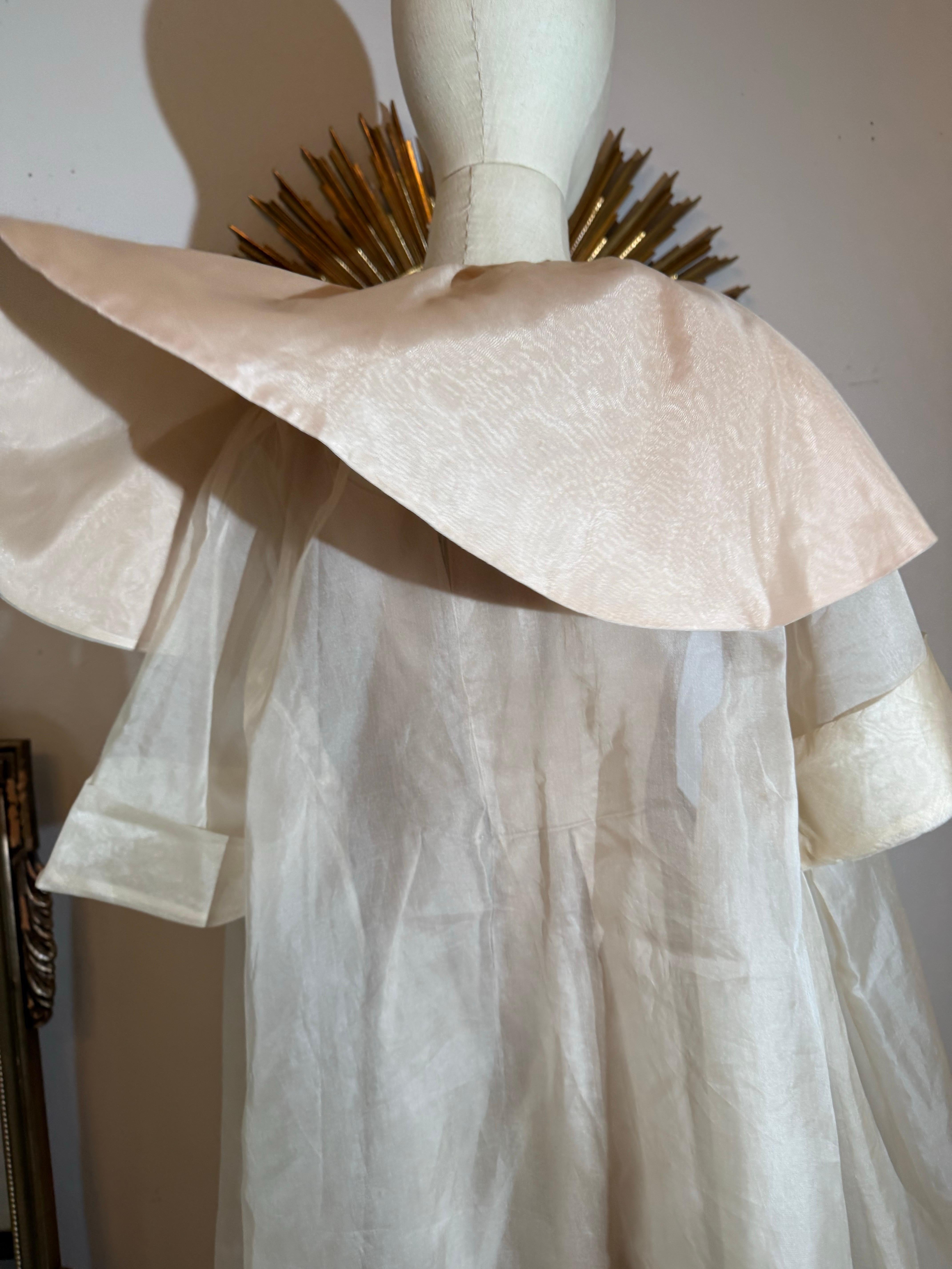 Abito 2 pezzi in organza e cappotto trasparente con colletto grande degli anni '50 in vendita 14