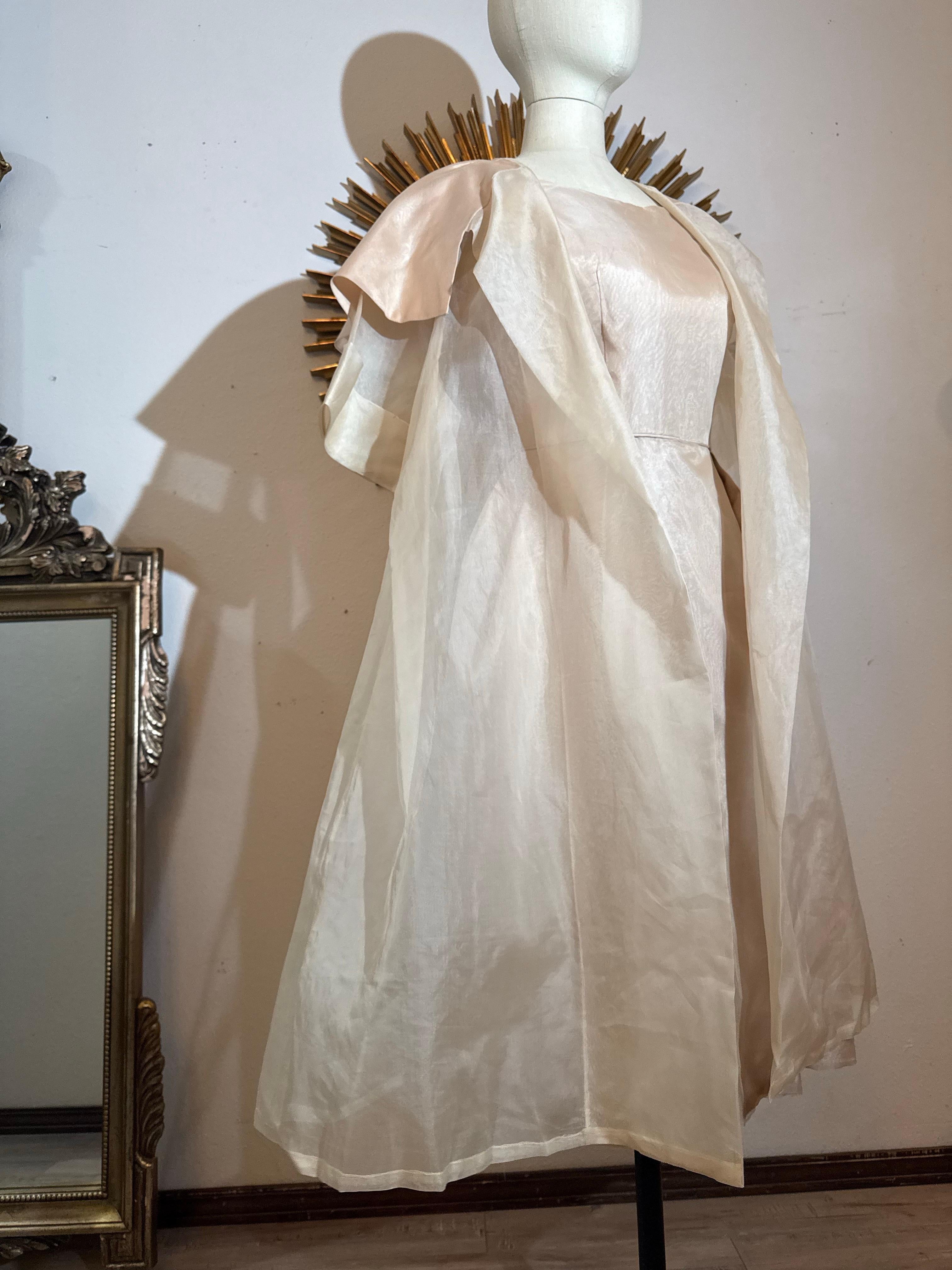 Grigio Abito 2 pezzi in organza e cappotto trasparente con colletto grande degli anni '50 in vendita