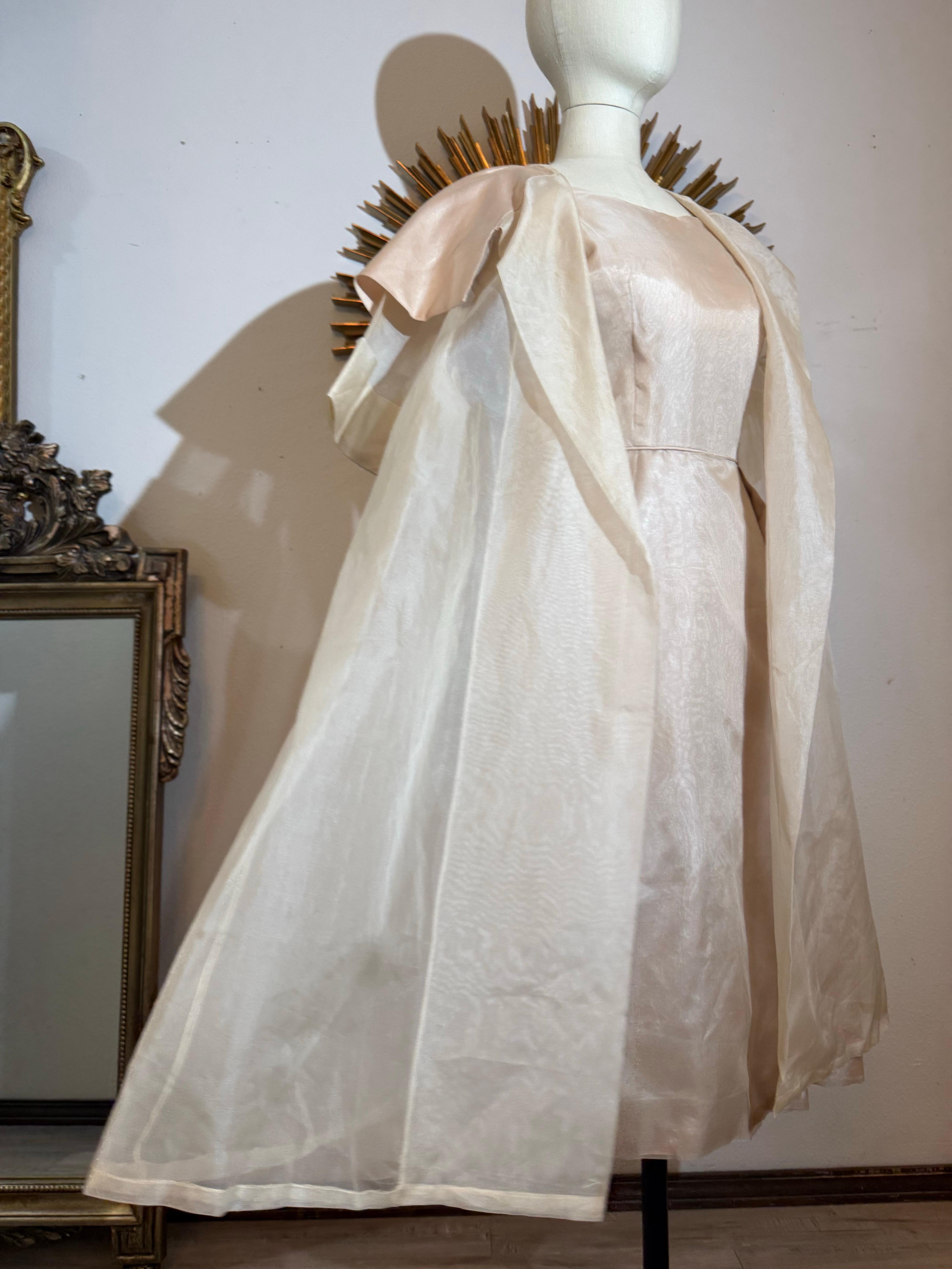 Abito 2 pezzi in organza e cappotto trasparente con colletto grande degli anni '50 in vendita 1