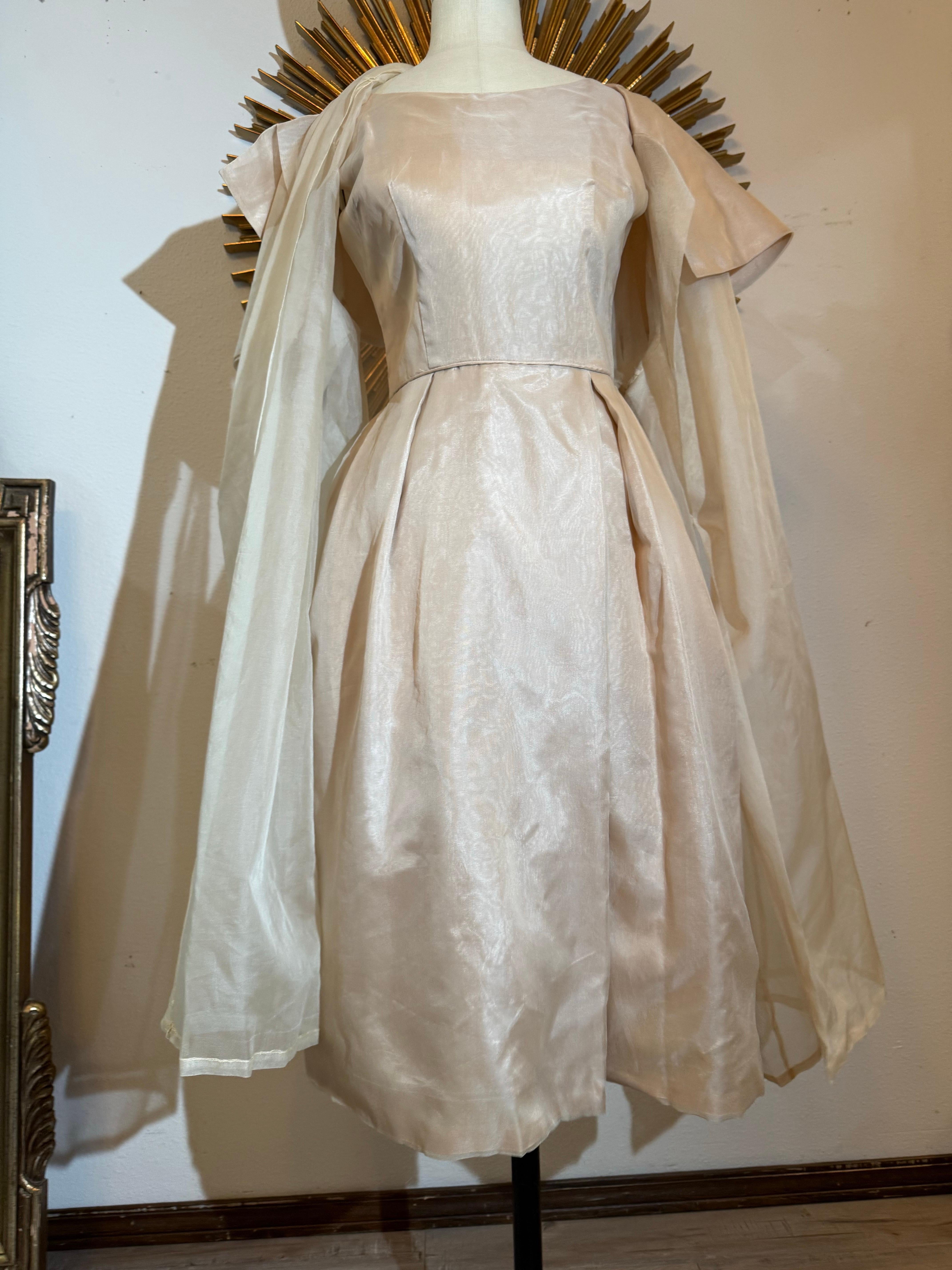 Abito 2 pezzi in organza e cappotto trasparente con colletto grande degli anni '50 in vendita 2